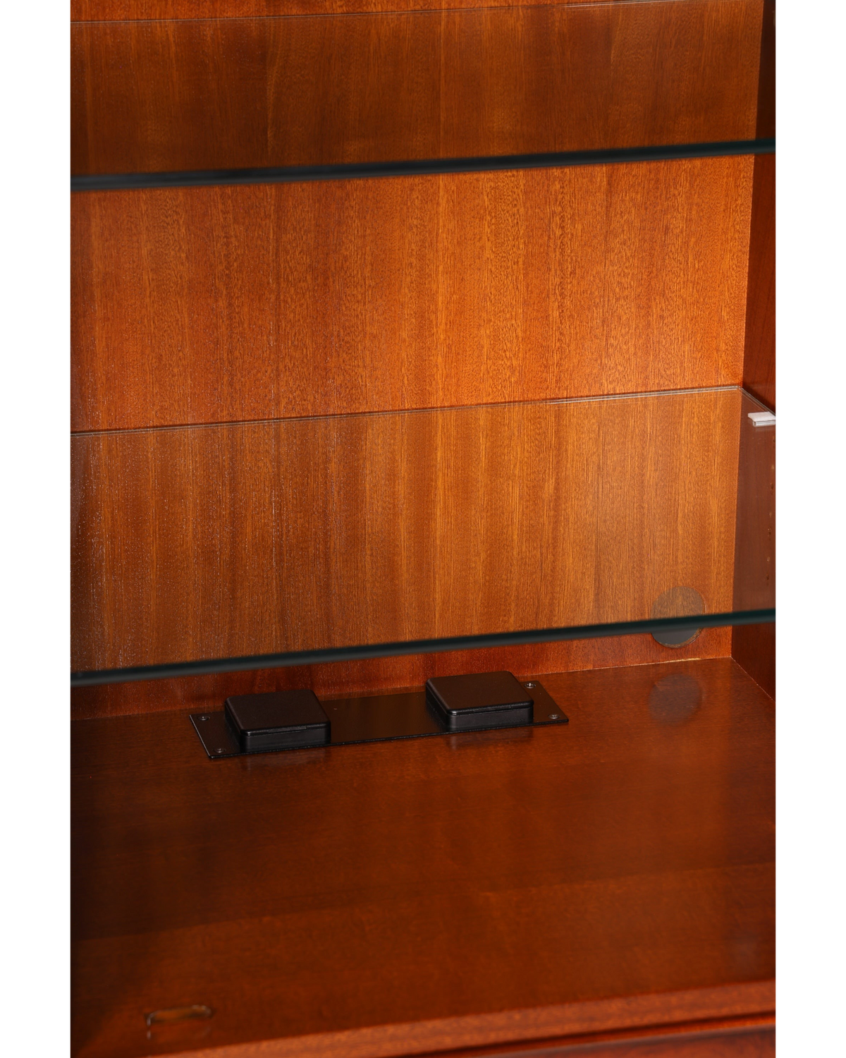 Hauptstadt Möblerei englische Mahagoni Vitrine Innenansicht mit Glasböden und warmer Holzmaserung