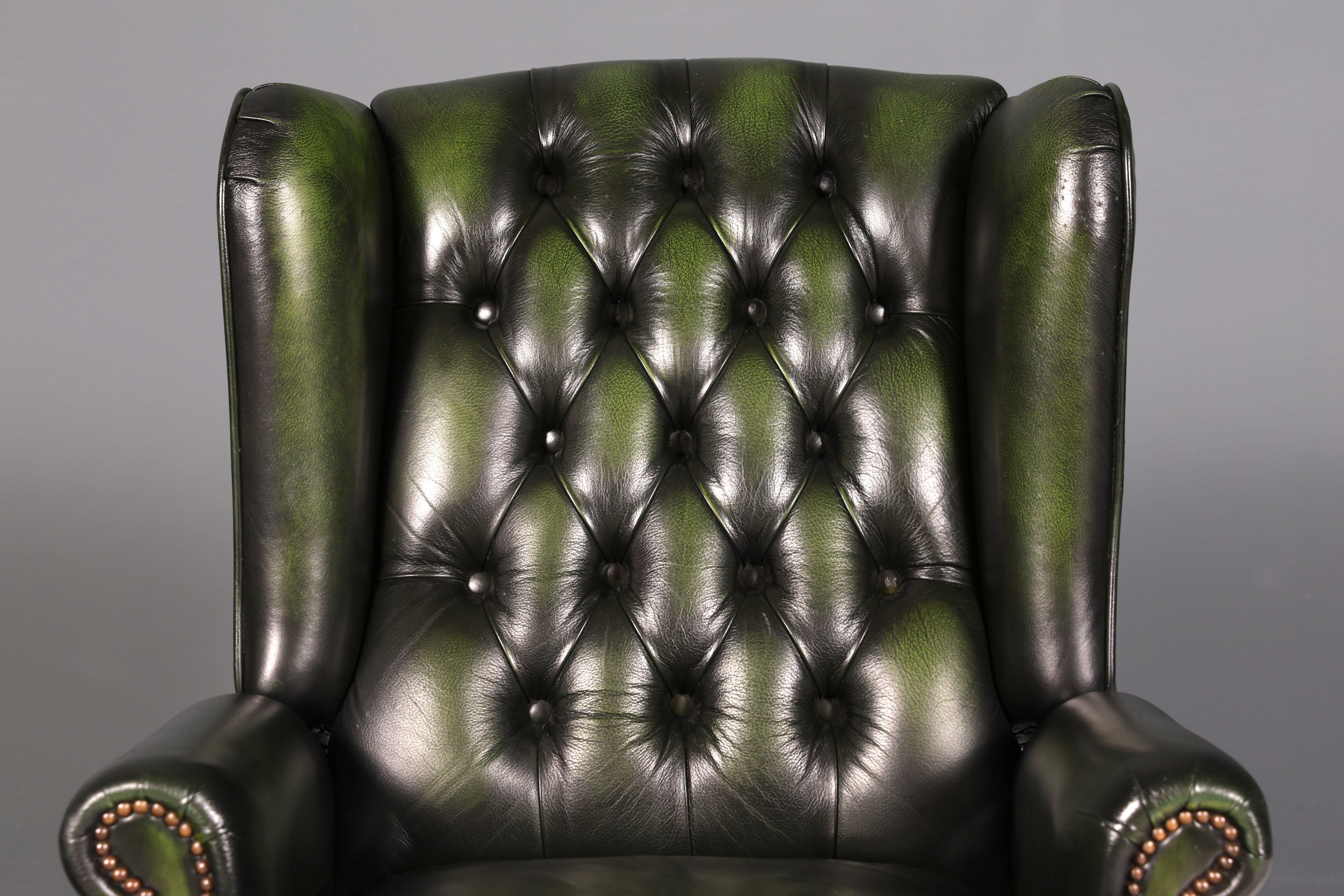 Original Chesterfield Queen Anne Ohrenbackensessel Grün Englisch Leder Herrensessel UK Armlehnsessel Relaxsessel