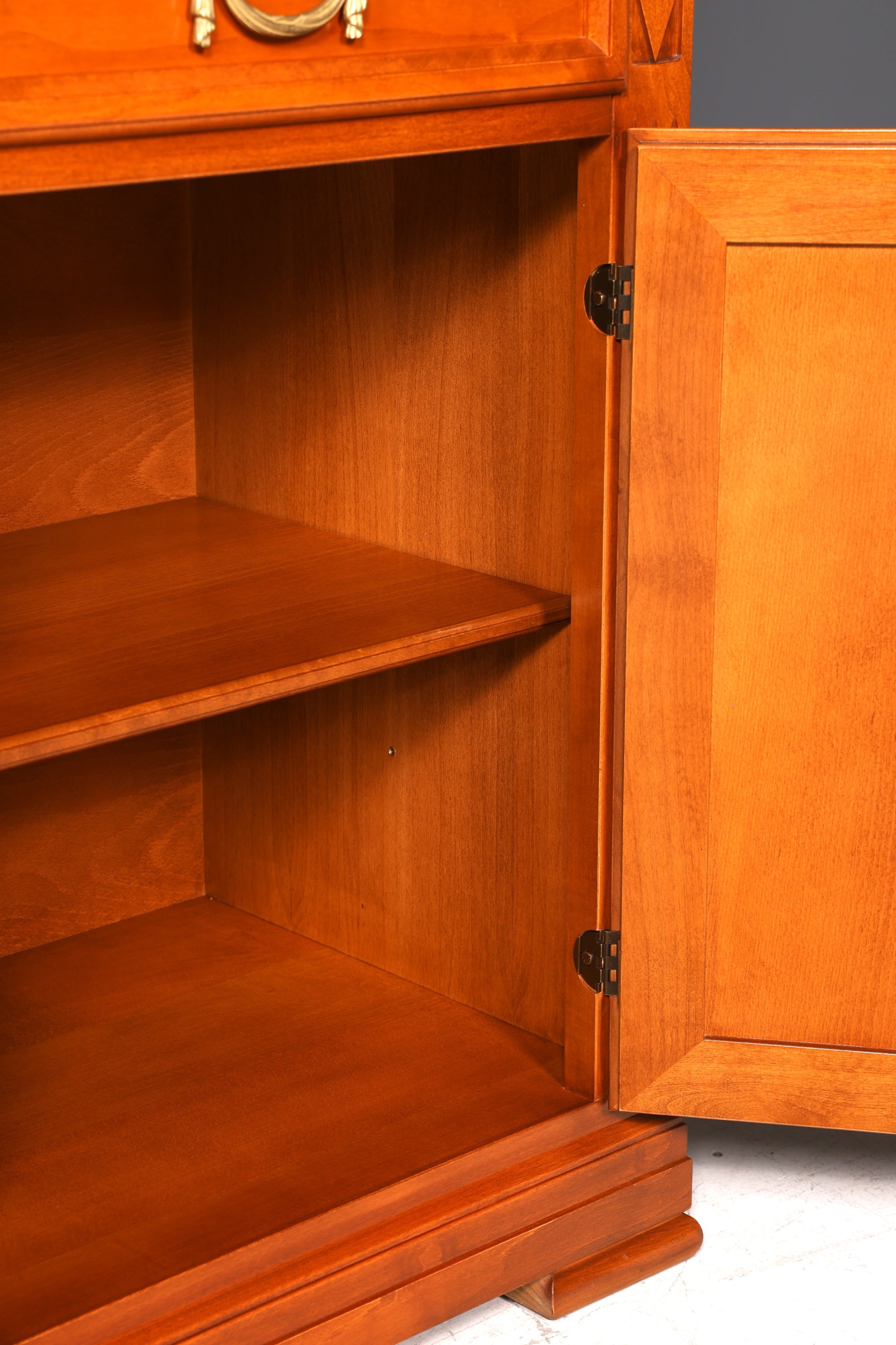 Traumhafte Original Selva Vitrine Antik Stil massiv Holz Buffet Villa Borghese Schrank Bibliothek Geschirrschrank