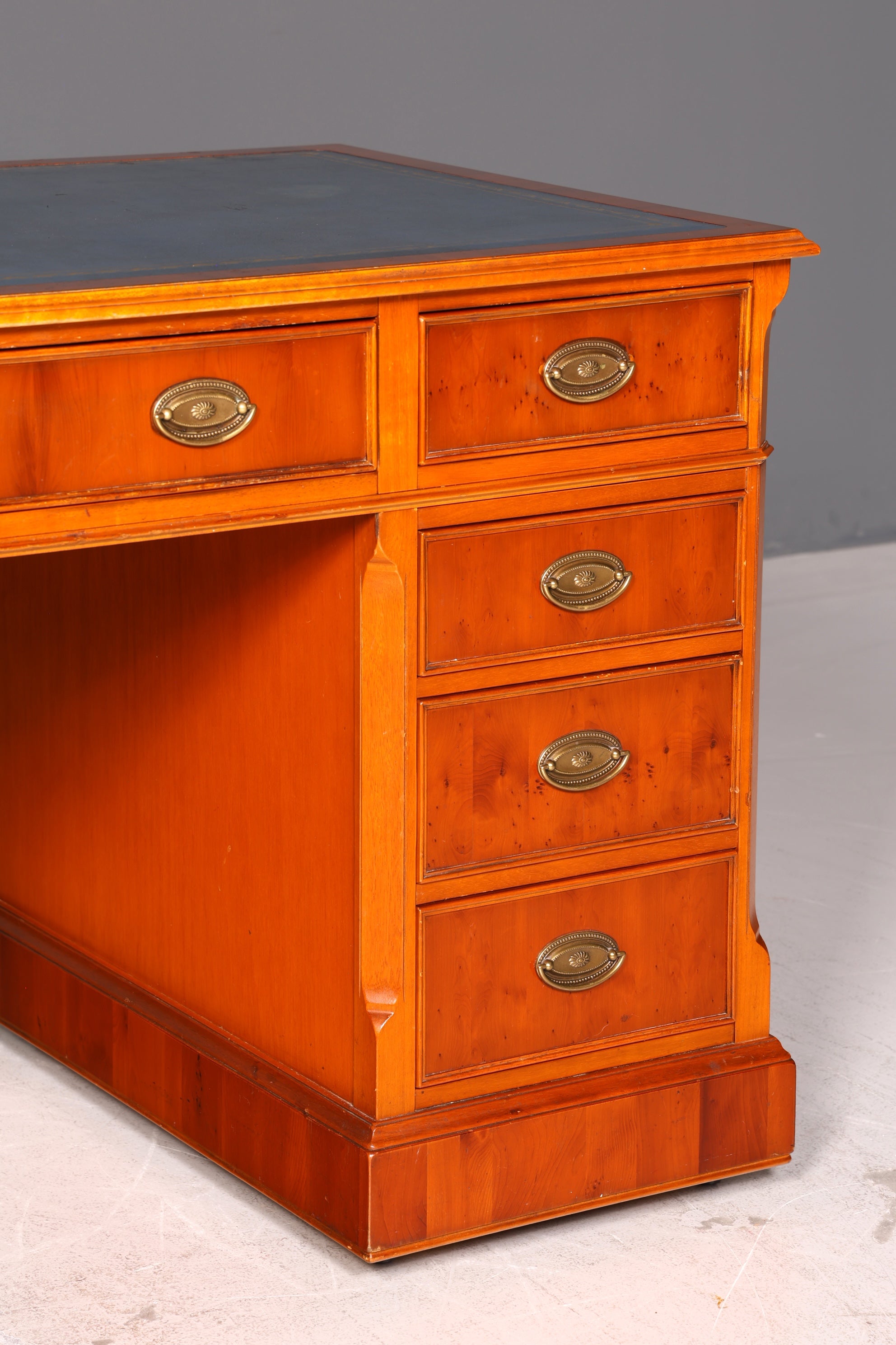 Beautiful Original Heldense English Desk Yew Real Leather Top Office Desk Antique Style