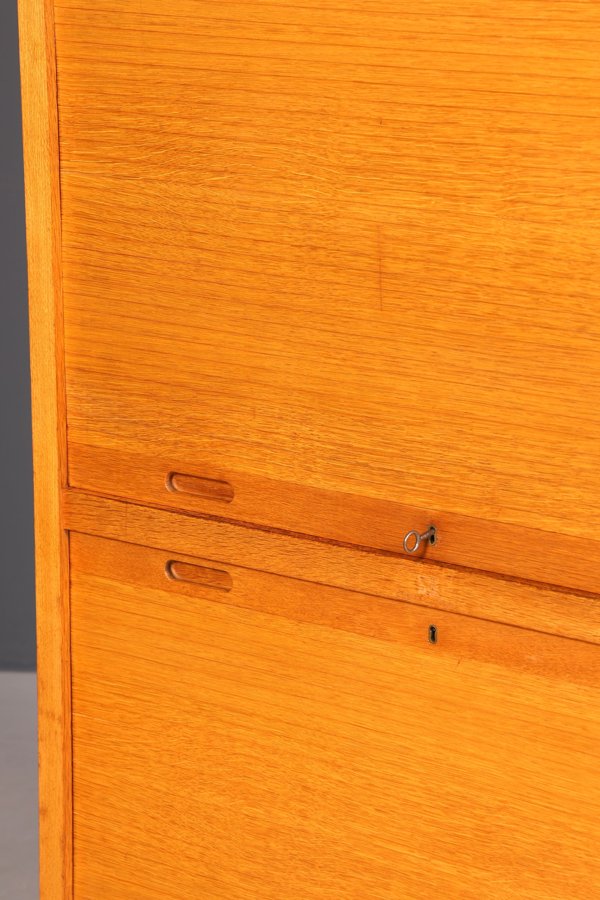 Schlichter Mid Century Rollladenschrank Bauhaus Apothekerschrank Art Deco Büro Aktenschrank