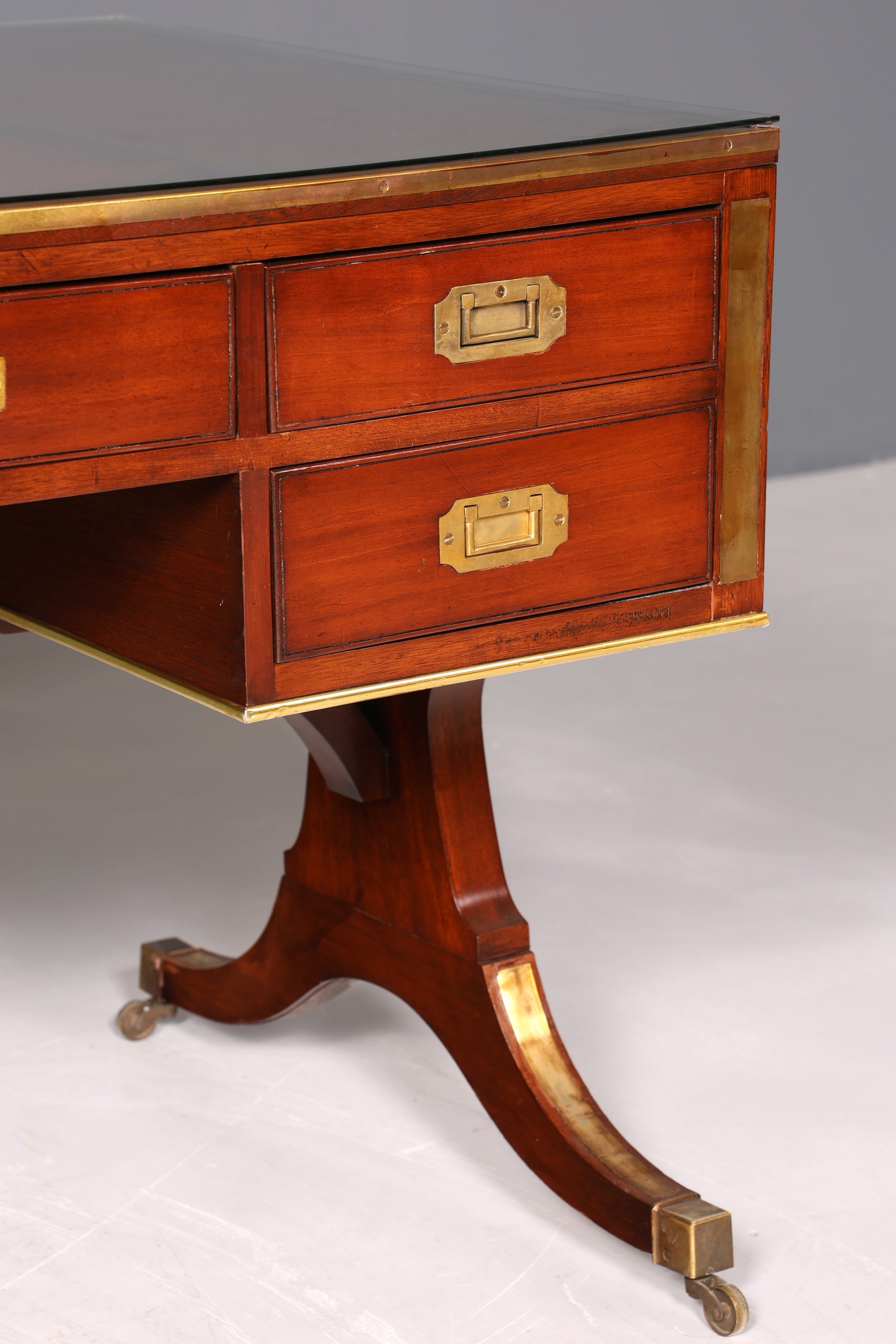 F939 Finish Edler Maritimer Schreibtisch Englischer Military Chest Bürotisch Office Table mit echt Lederauflage