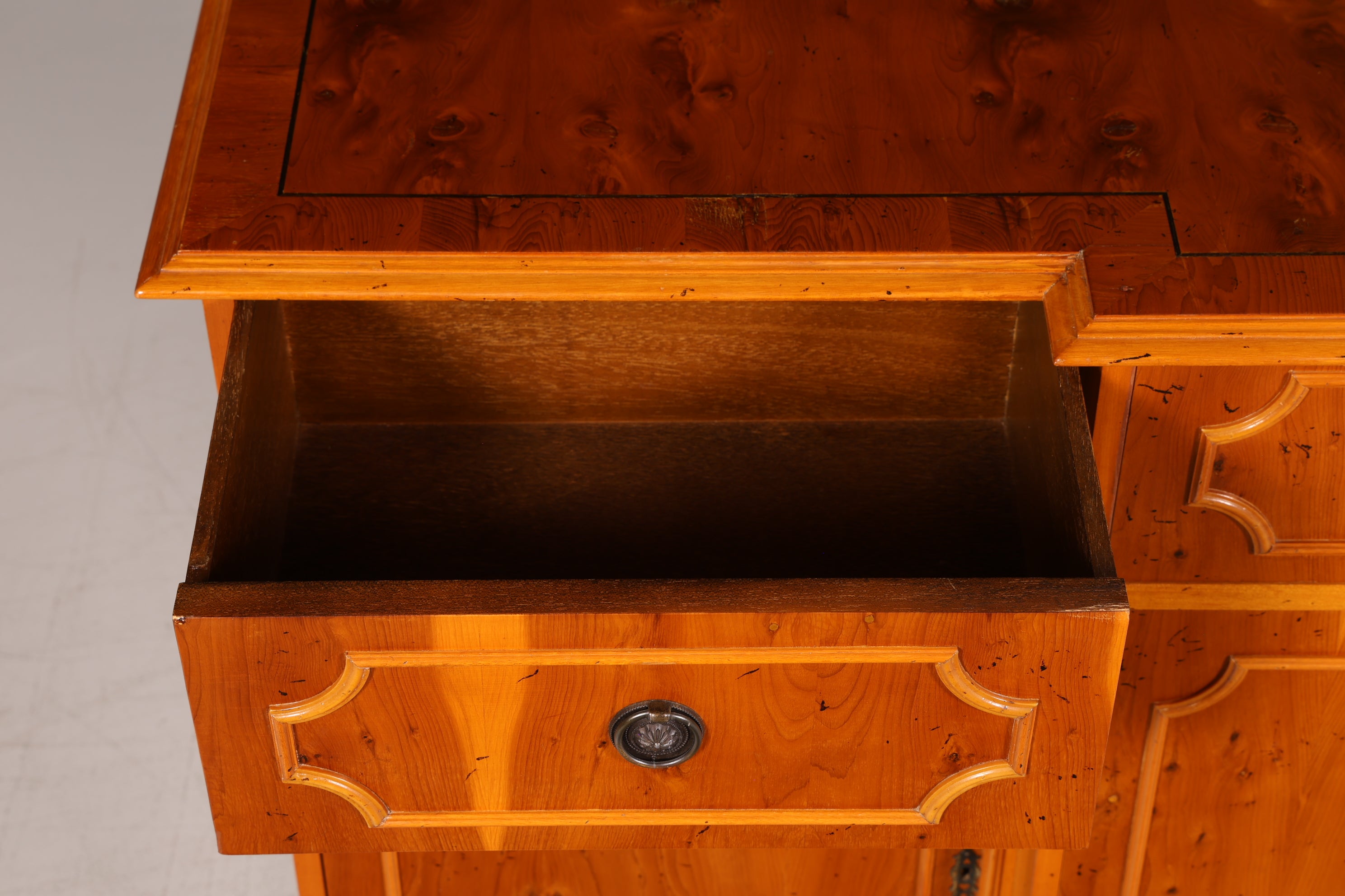 Wunderschönes Englisches Sideboard Eibe Schrank Antik Stil 60er Buffetschrank Kommode Anrichte Vintage