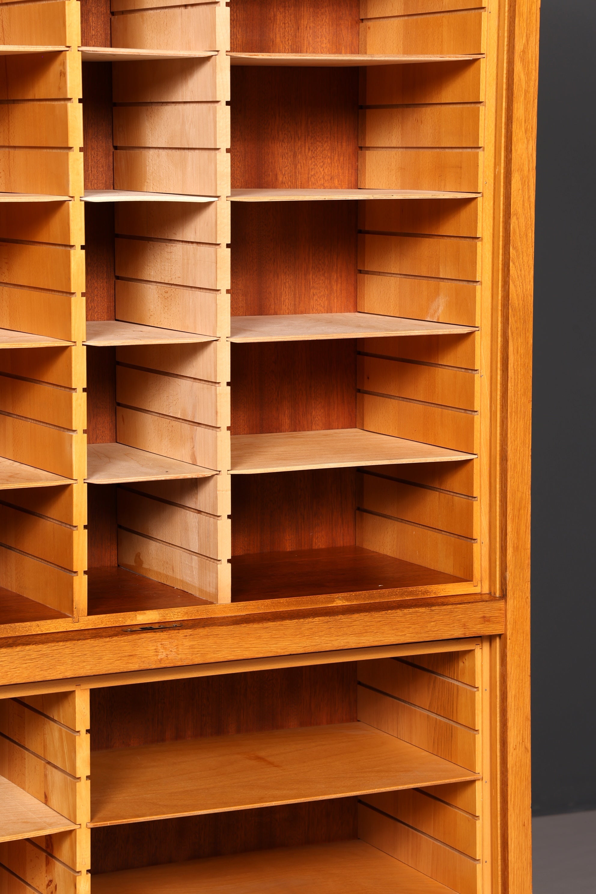 Schlichter Mid Century Rollladenschrank Bauhaus Apothekerschrank Art Deco Büro Aktenschrank