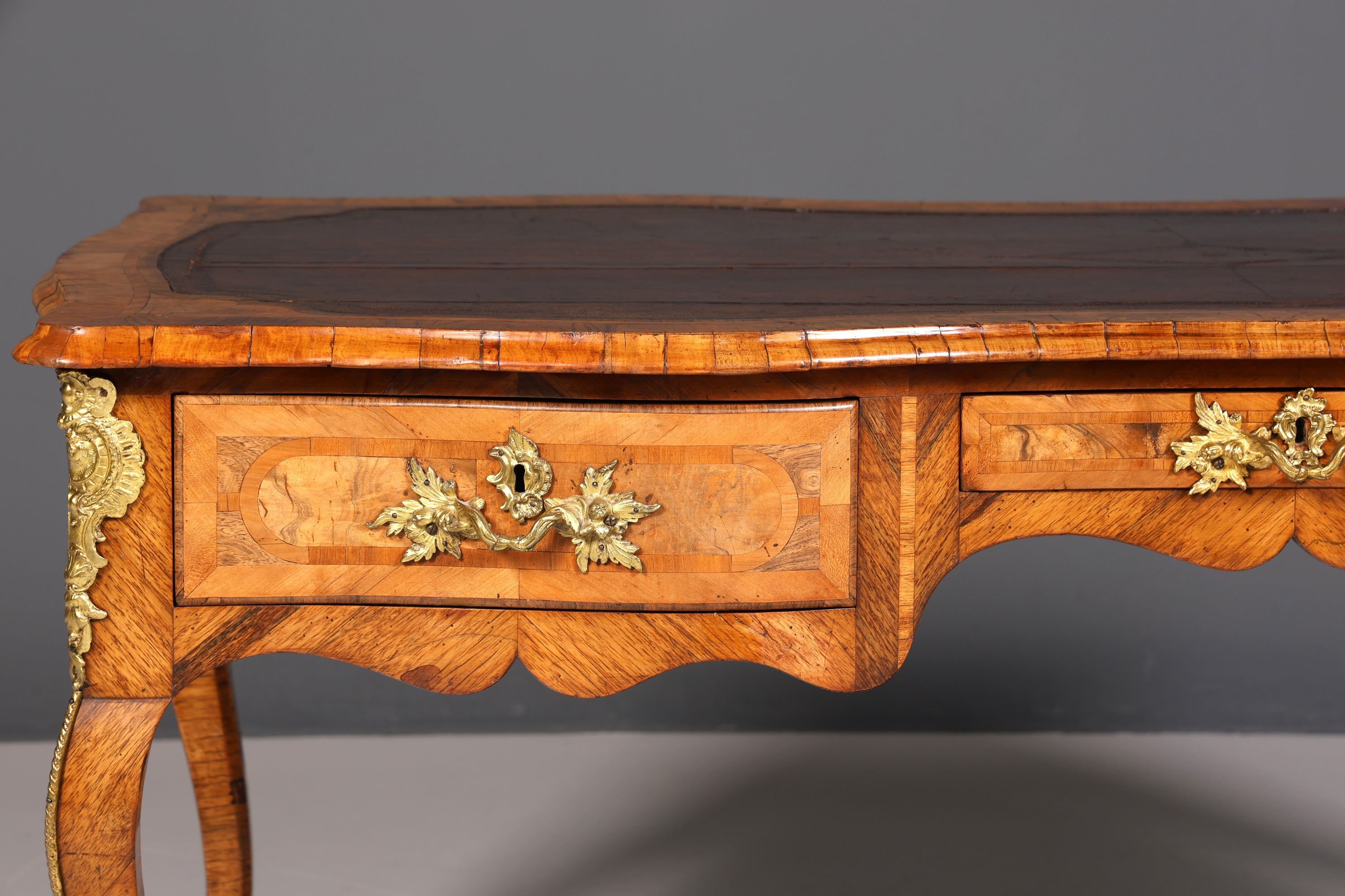 Majestätischer Original Louis XV Schreibtisch 1780 Bureau Plat French Desk echt Leder Antik Bürotisch Office Desk