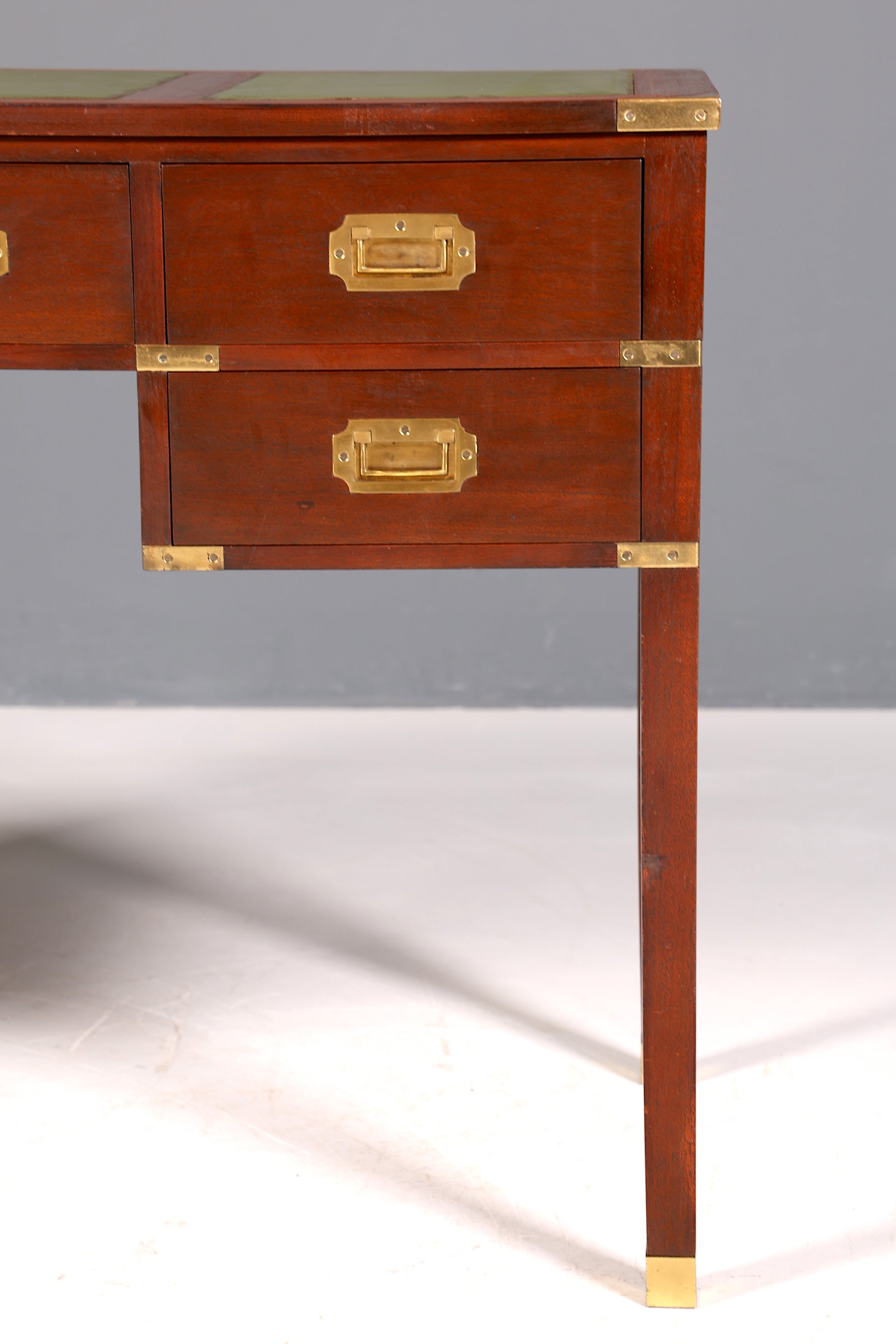 F945 Finish Edler Maritimer Schreibtisch Englischer Military Chest Bürotisch Office Table mit echt Lederauflage