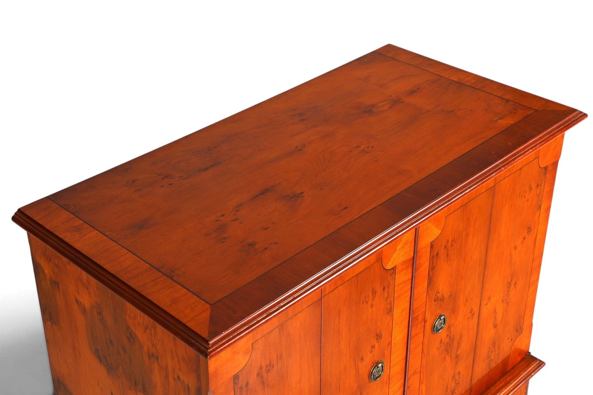 Hauptstadt Möblerei englischer TV-Schrank aus Eibenholz mit markanter Maserung im klassischen Antik-Stil