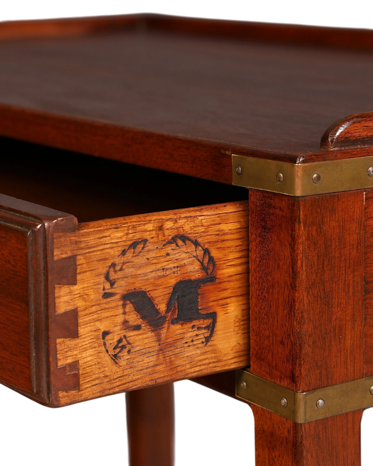 Hauptstadt Möblerei Beistelltisch aus dunklem Holz mit Messingbeschlägen und Schublade mit Markenlogo