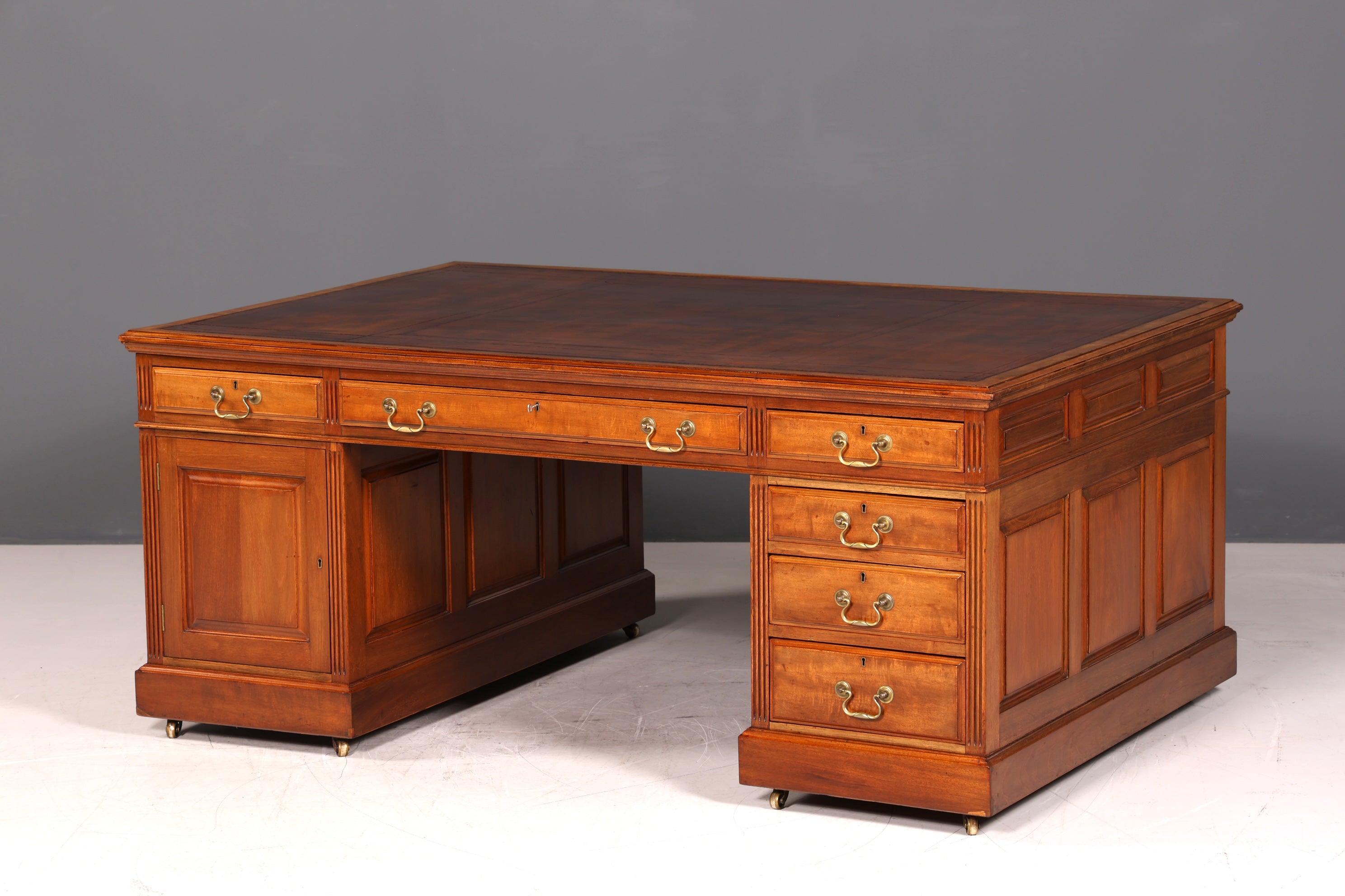 G146 Finish cm Wunderschöner Englischer Schreibtisch echt Lederauflage Bürotisch Antik Stil Office Desk