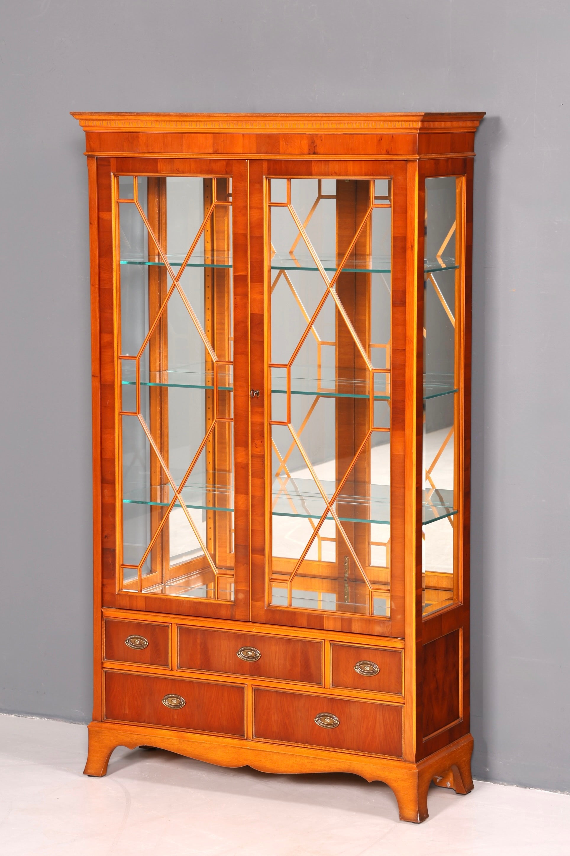 Wunderschöne Original Heldense Vitrine Englische Eibe Bücherschrank Antik Stil Glasvitrine