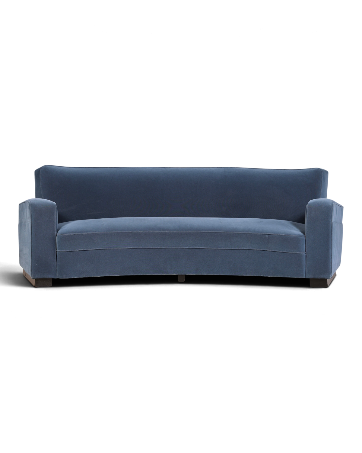 Hauptstadt Möblerei H872 Sofa in geschwungenem Design mit blauem Samtbezug und dunklen Holzfüßen