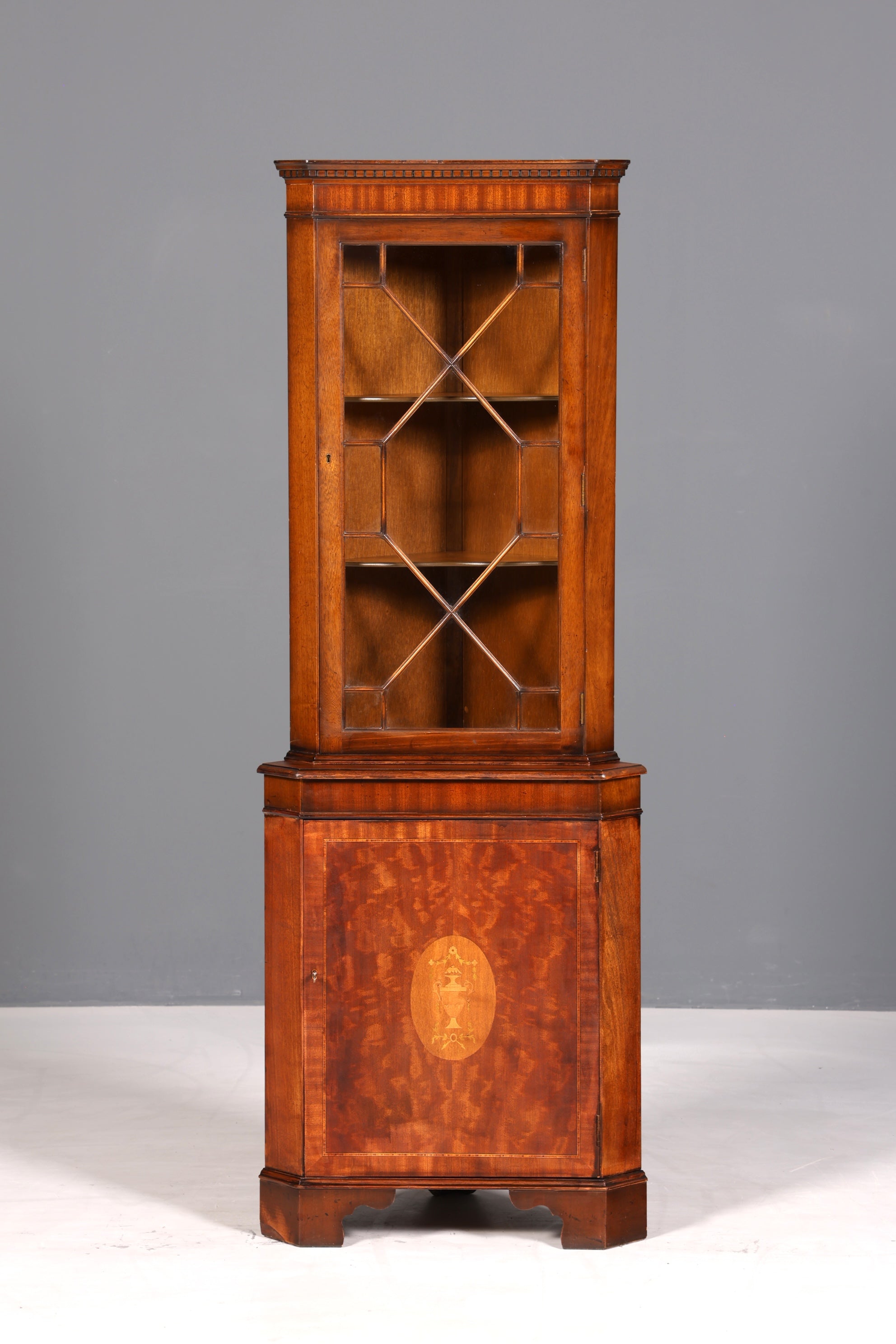 Wunderschöne Englische Eckvitrine Antik 60s echt Holz Schrank Eckschrank Glasvitrine