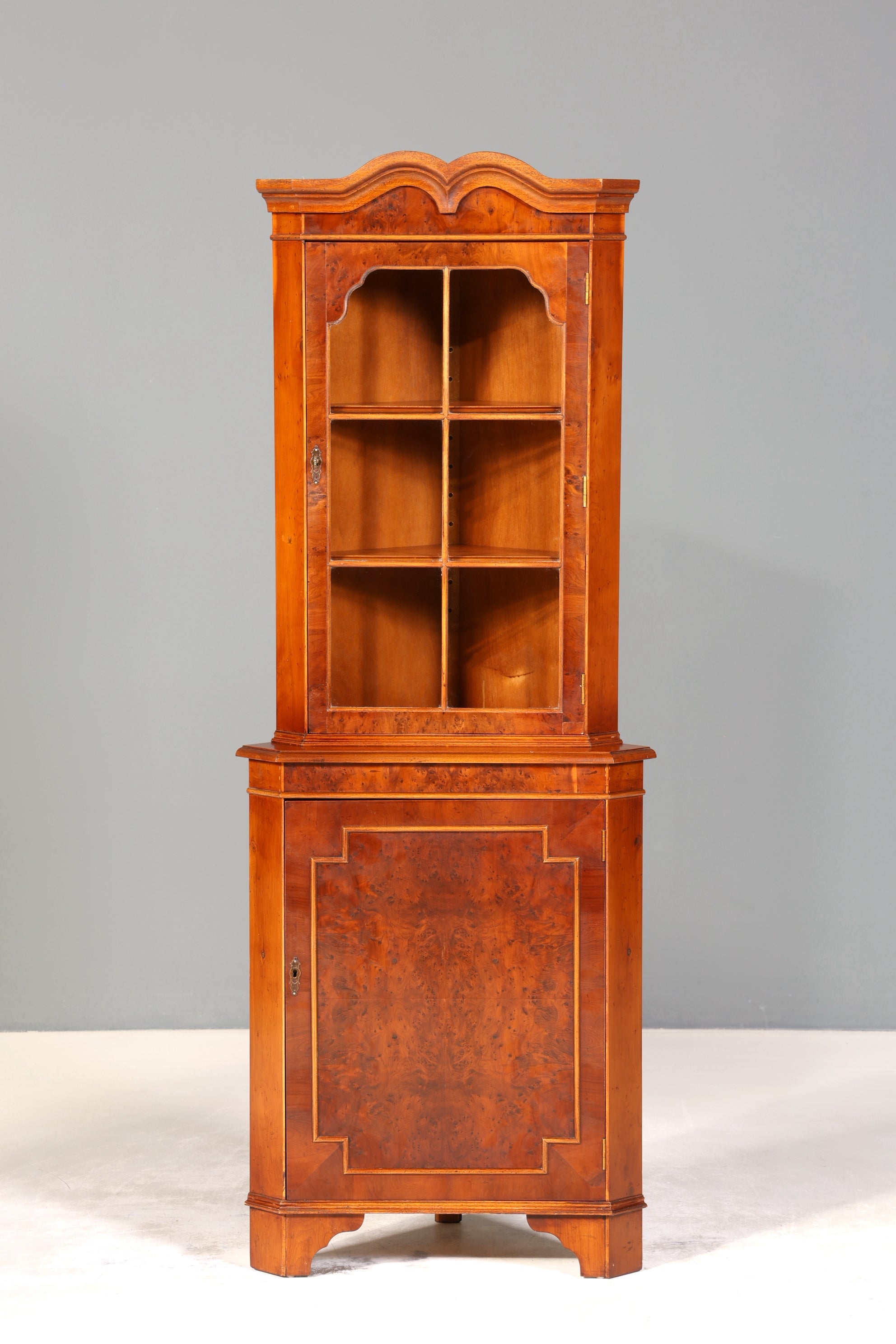 Wunderschöne Englische Eckvitrine Antik 60s Schrank Eckschrank Glasvitrine Vitrine