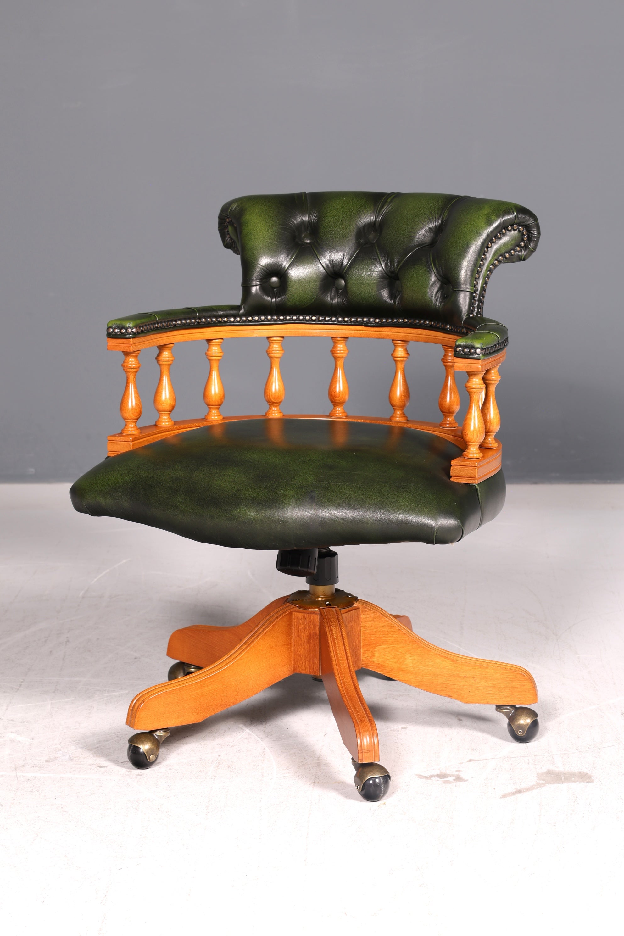 Wunderschöner Original Chesterfield Centurion Bürostuhl Grün Echt Leder Englisch Herrensessel Höhenverstellbar Drehsessel