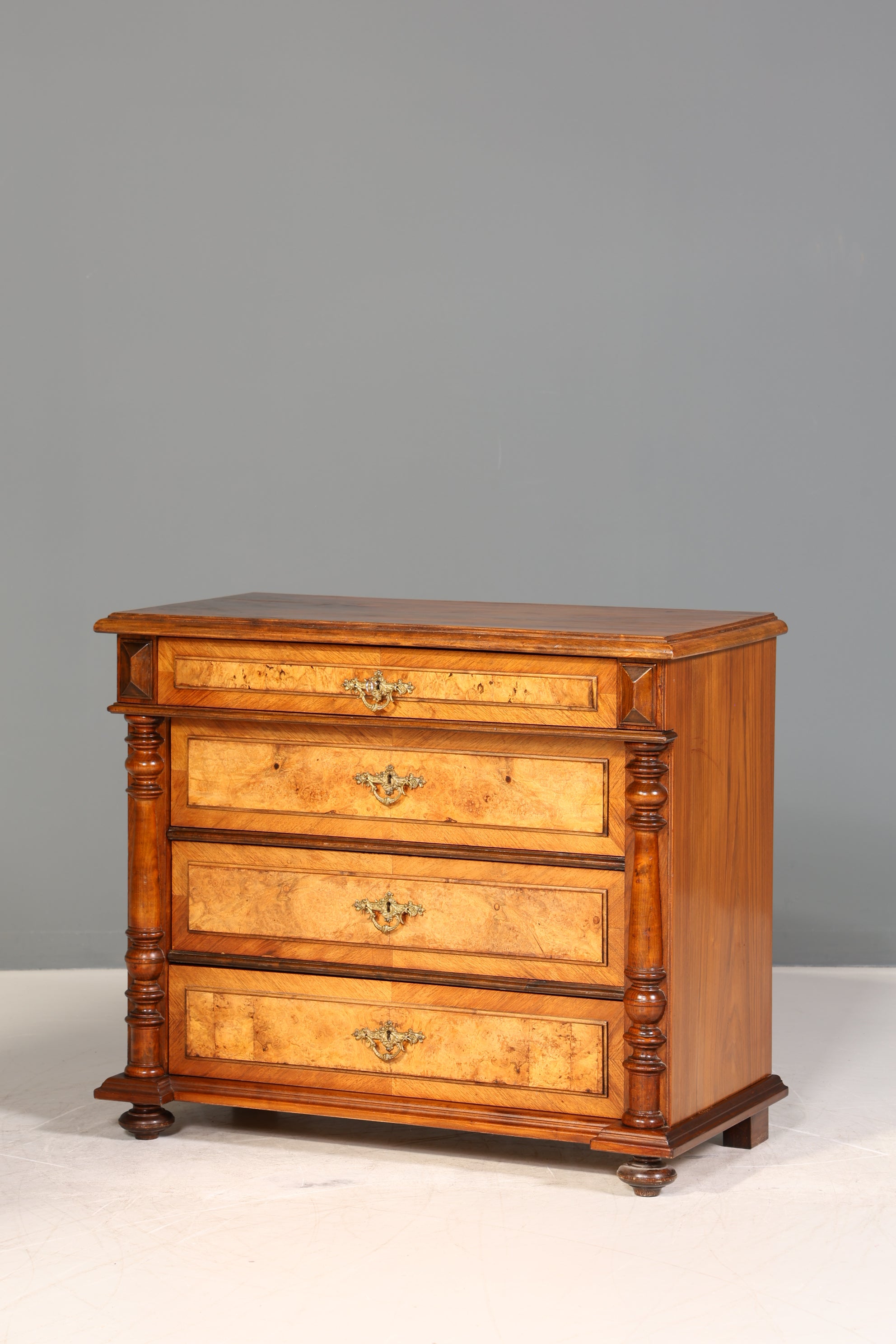 Wunderschöne Gründerzeit Kommode Louis Philippe Vertiko Nussbaum Sideboard um 1880