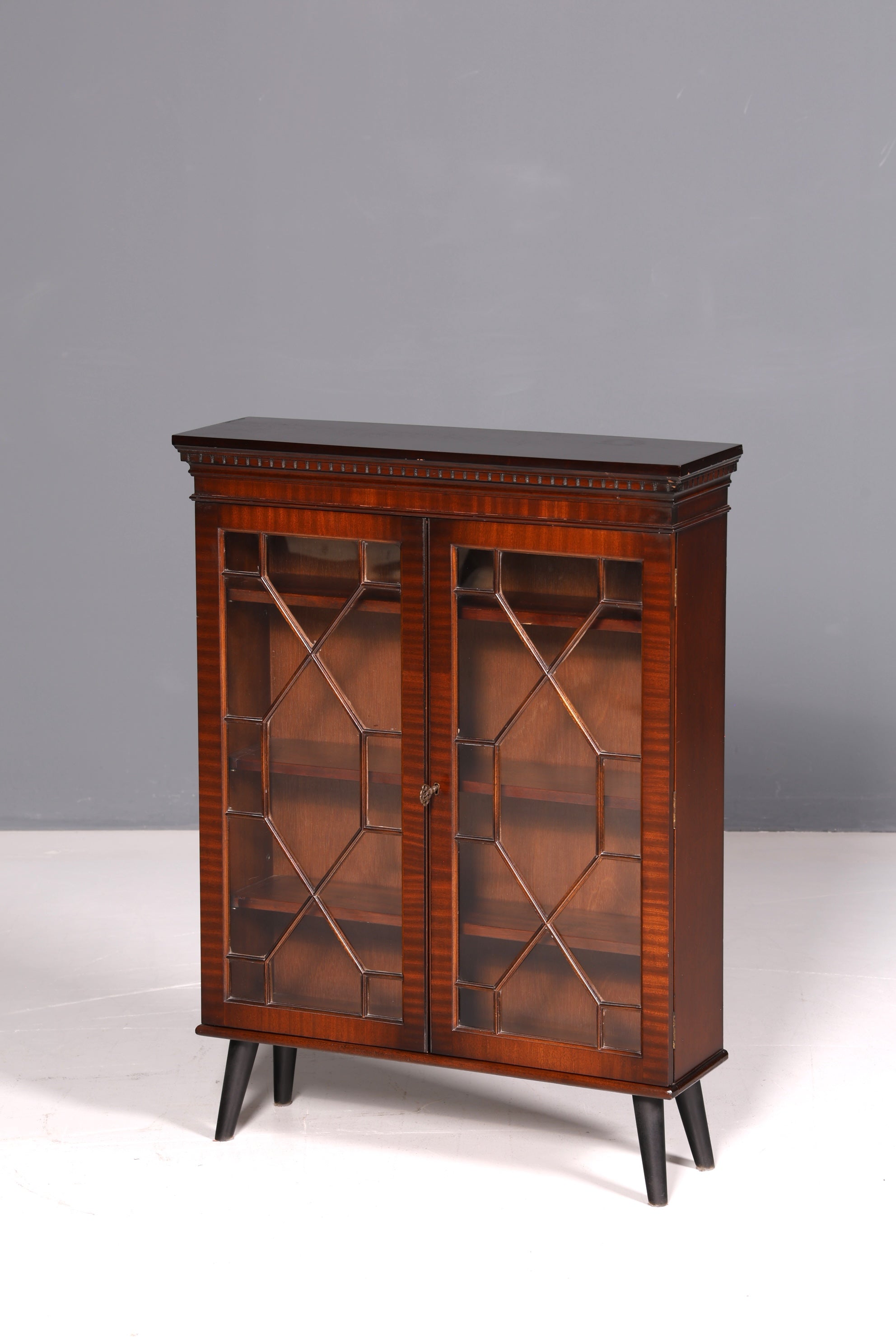 Traumhafte Englische Vitrine Mahagoni Bücherschrank Buffet Antik Stil Glasvitrine Schmal