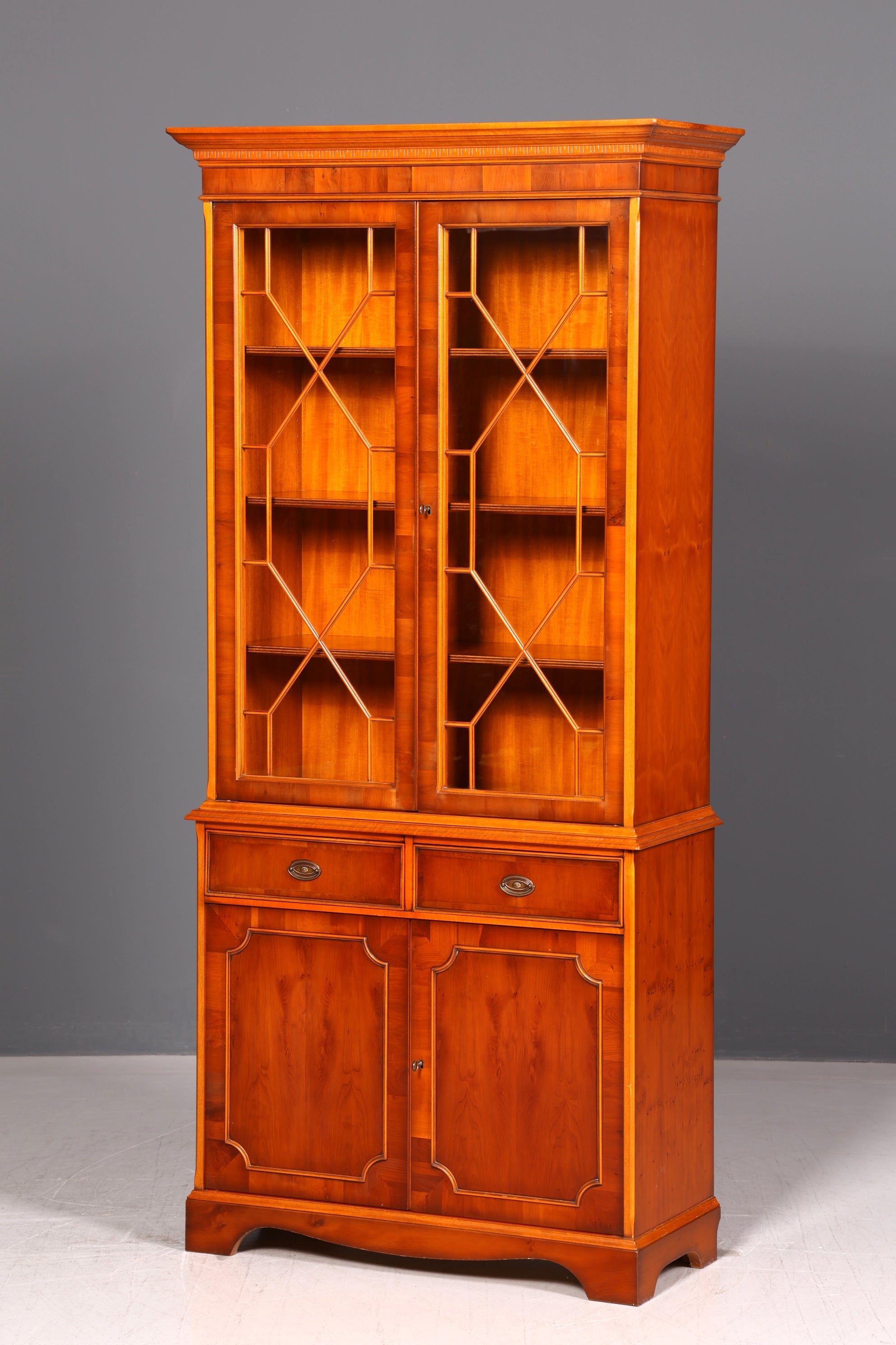 Wunderschöne Original Heldense Vitrine Eibe Bücherschrank Glasvitrine Buffet Schrank
