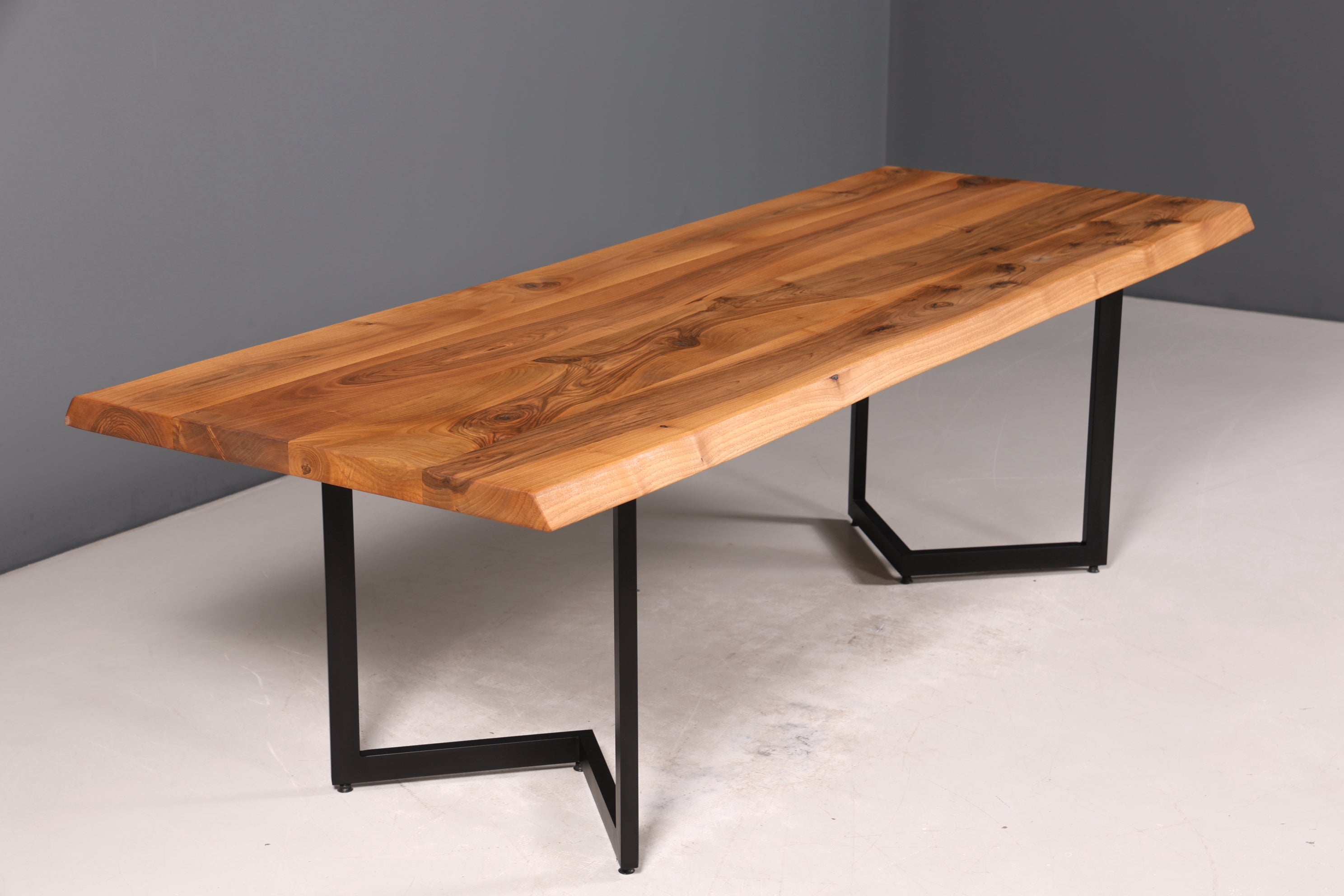 Edler Nussbaum Tisch 260cm-97cm Esszimmer Tisch Baumkanten Platte massiv Holz Küchentisch