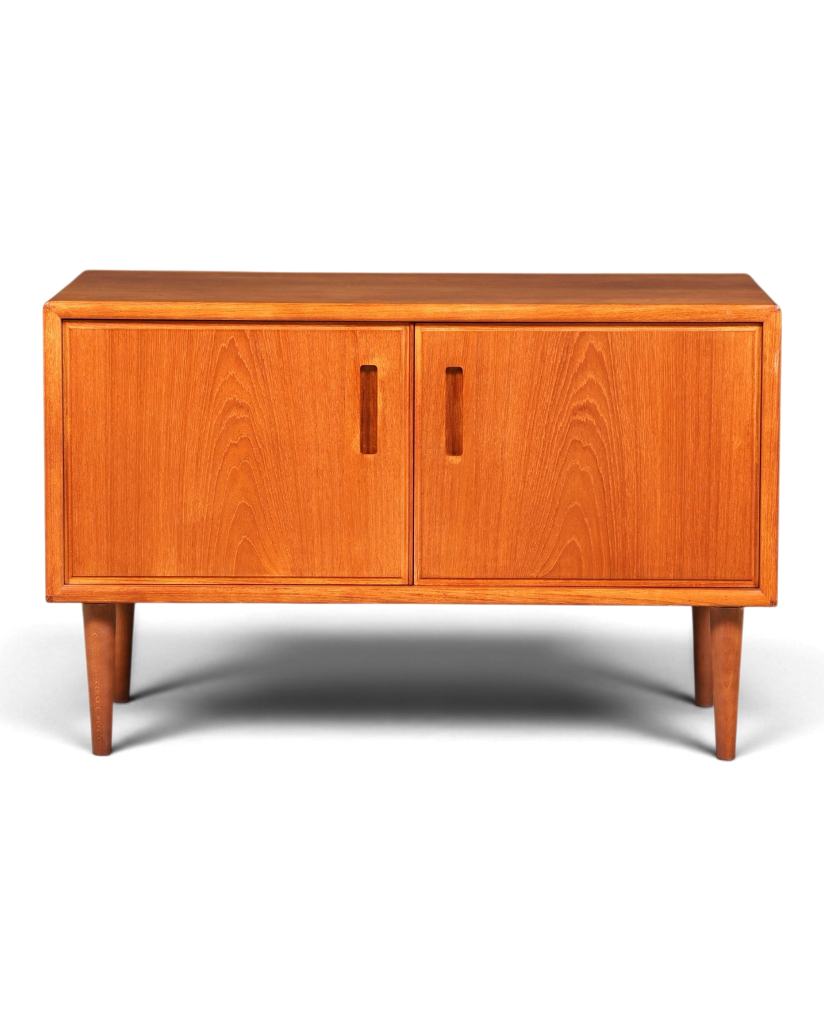 Hauptstadt Möblerei Sideboard aus Teakholz im skandinavischen Mid-Century Design mit zwei Türen und konischen Beinen