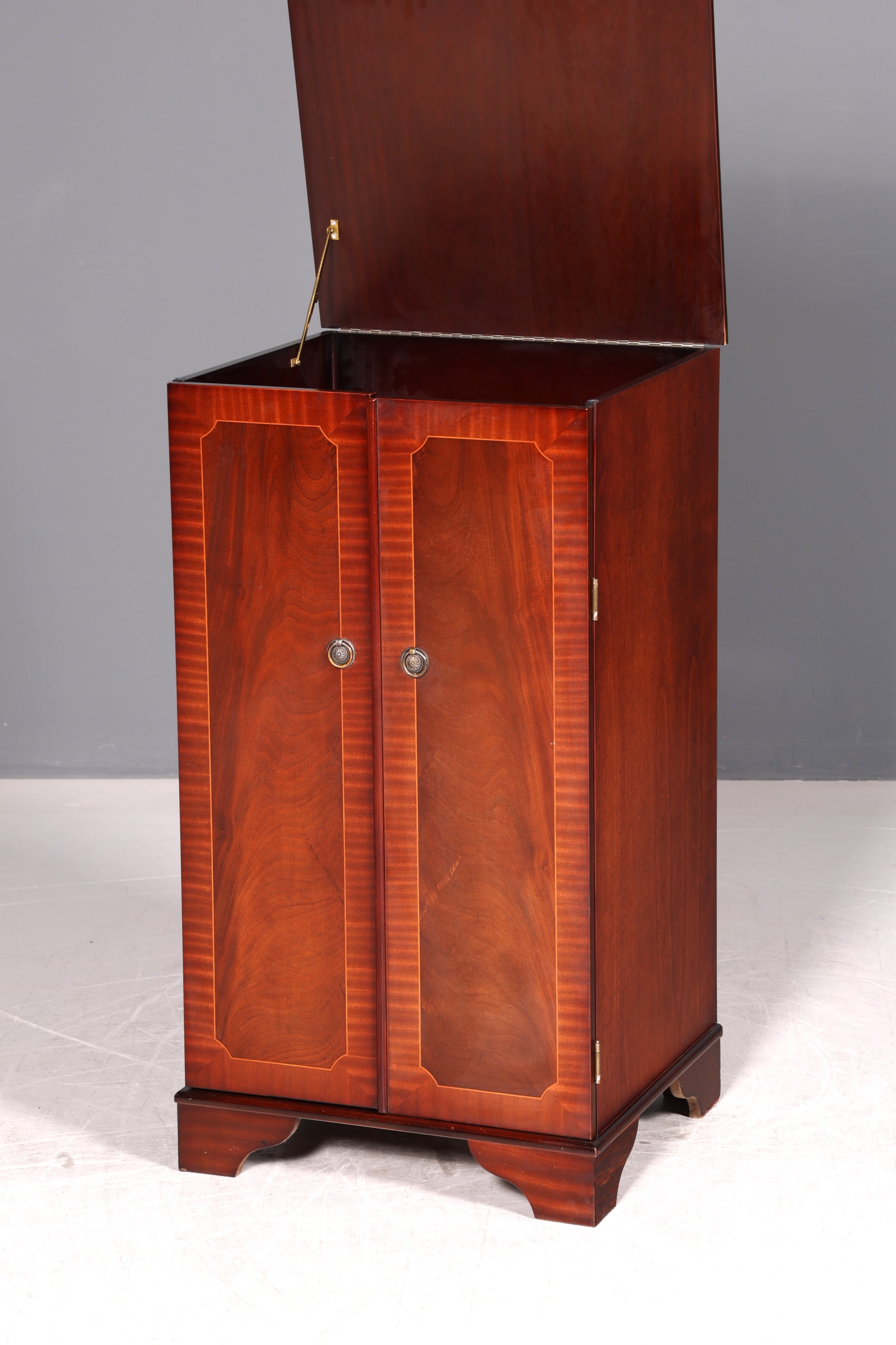 Edler Englischer HiFi-Schrank Sheldon Mahagoni Musikschrank Plattenschrank Phonoschrank 60s Vintage