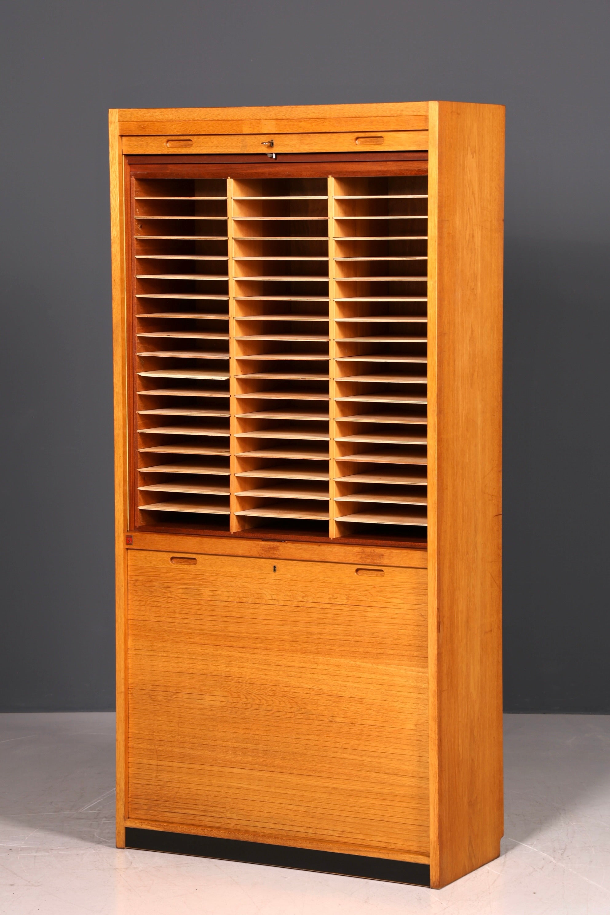 Schlichter Mid Century Rollladenschrank Bauhaus Vintage Apothekerschrank Art Deco Büro Aktenschrank