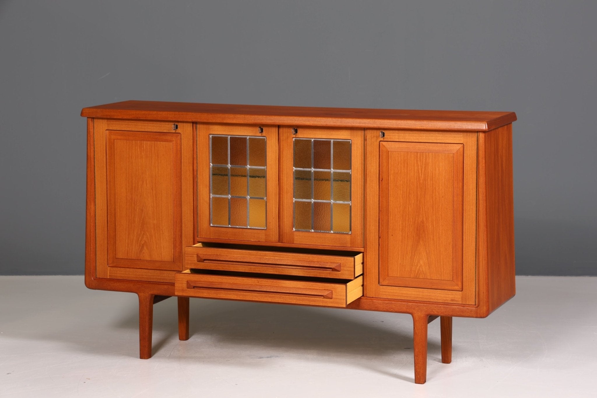Traumhaftes Mid Century Sideboard Danish Design Vitrine Kommode Made in Norway Nussbaum Schrank Highboard