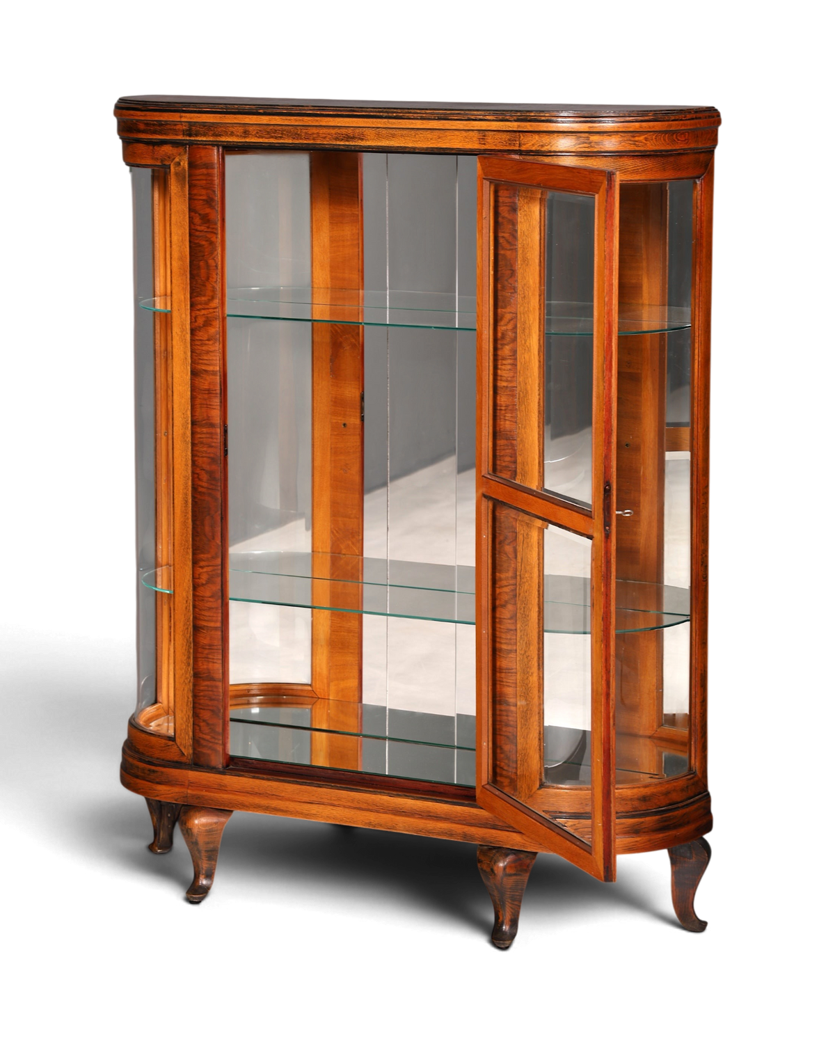 Hauptstadt Möblerei Vitrinenschrank aus Holz mit geschwungenen Glasfronten und Einlegeböden aus Glas
