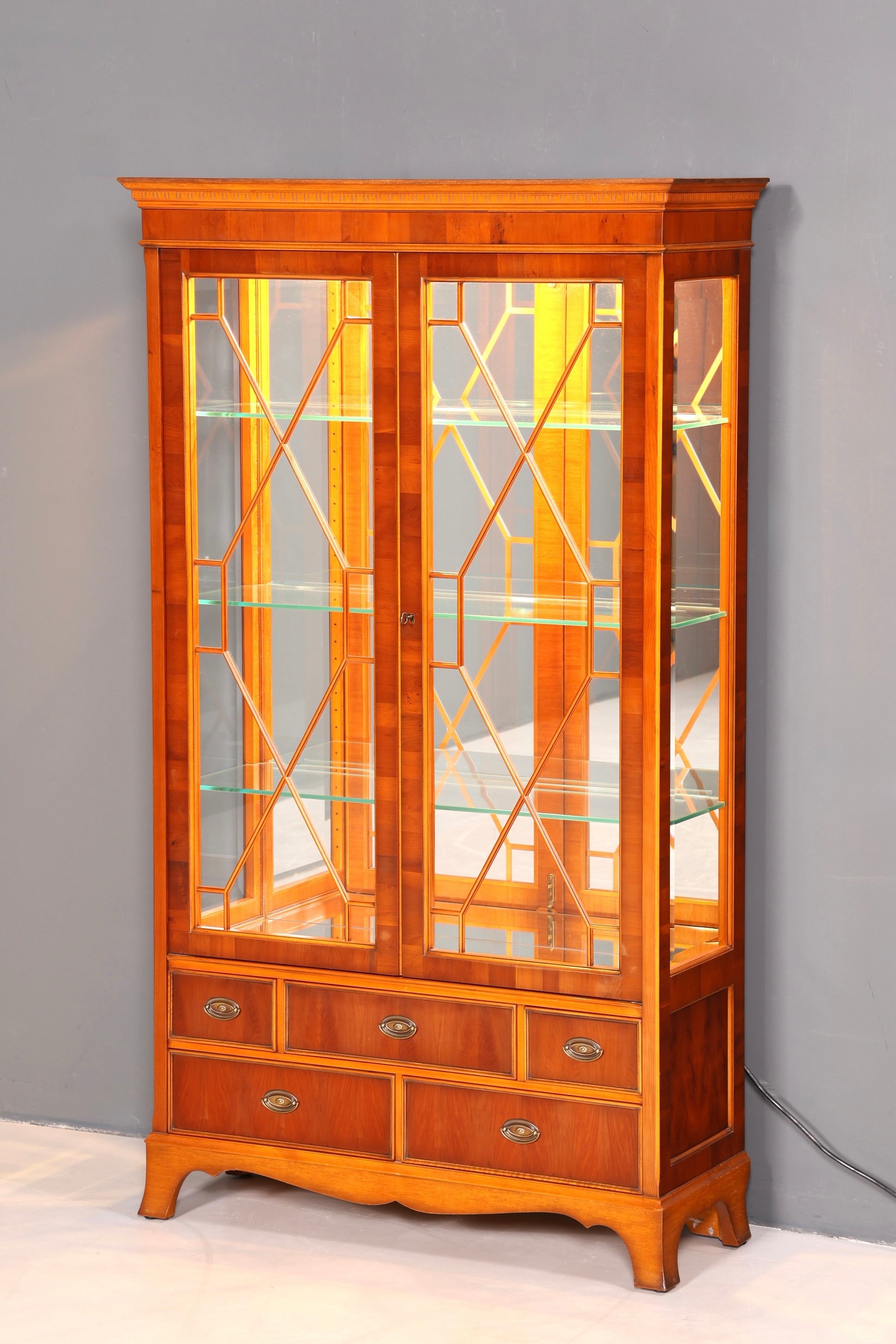 Wunderschöne Original Heldense Vitrine Englische Eibe Bücherschrank Antik Stil Glasvitrine