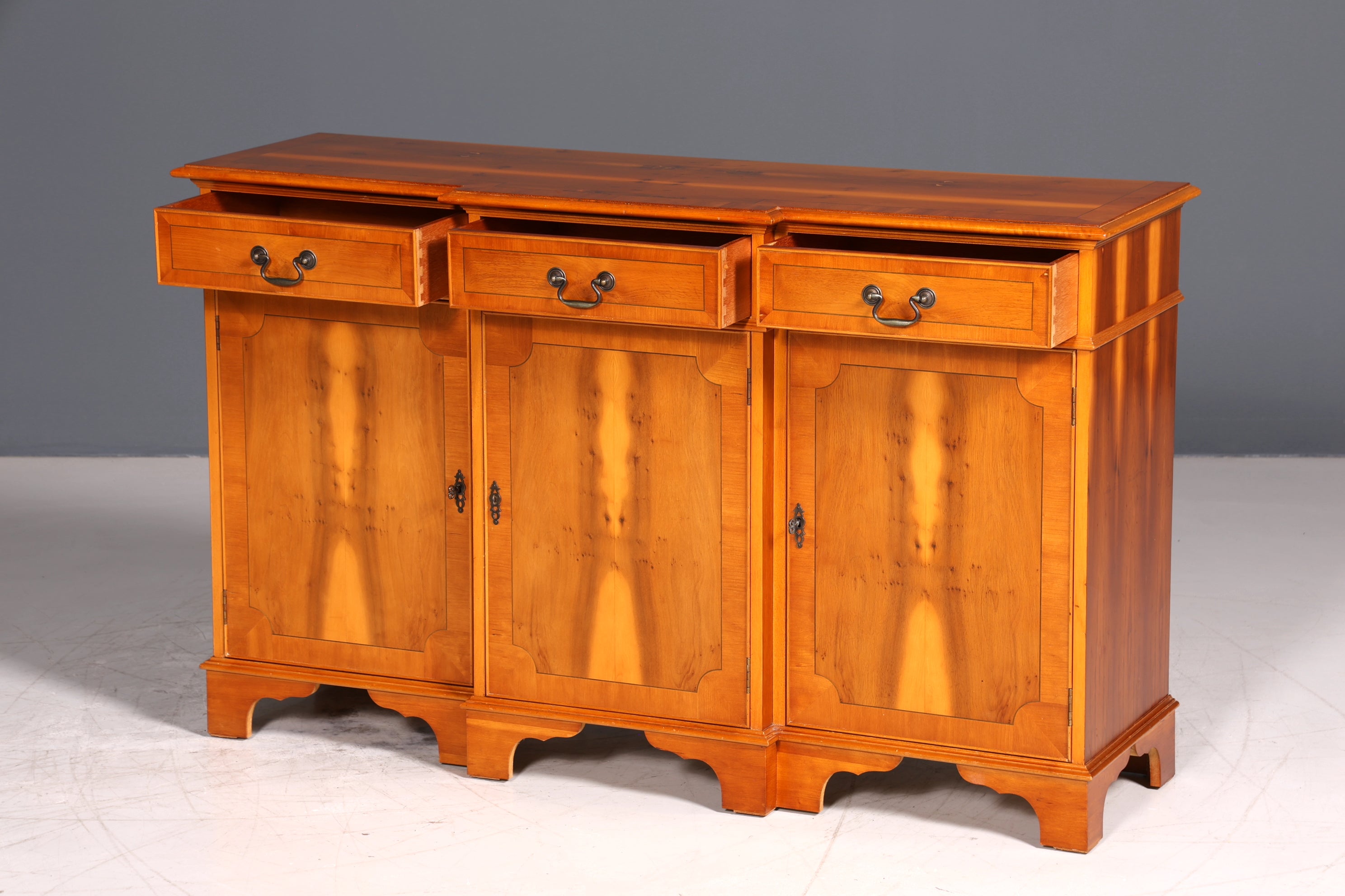 Wunderschönes Englisches Sideboard Eibe Schrank Antik Stil Buffetschrank Kommode