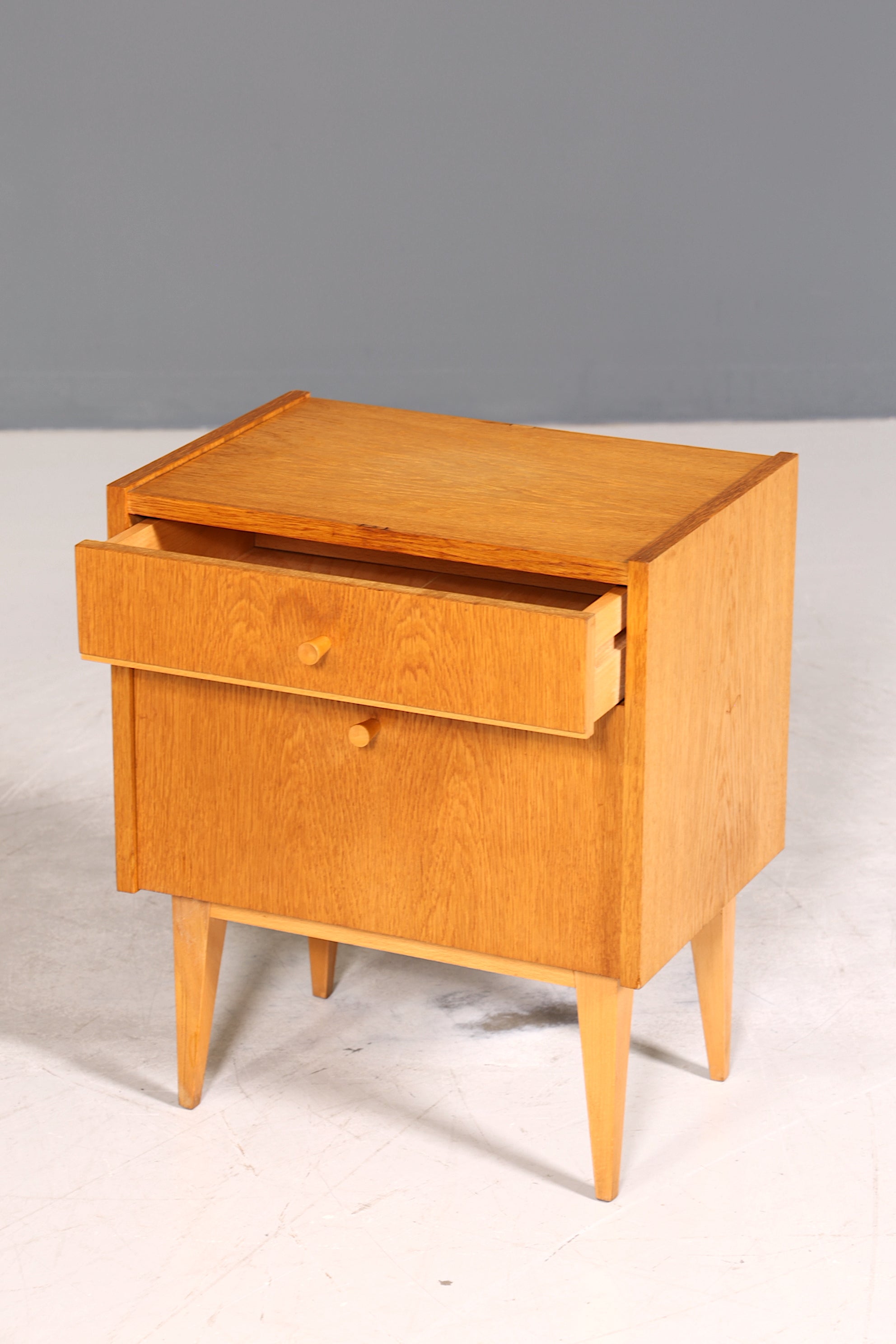 Schlichte Mid Century Kommode Vintage Klappschränkchen Danish Design Nachttisch 2 von 2