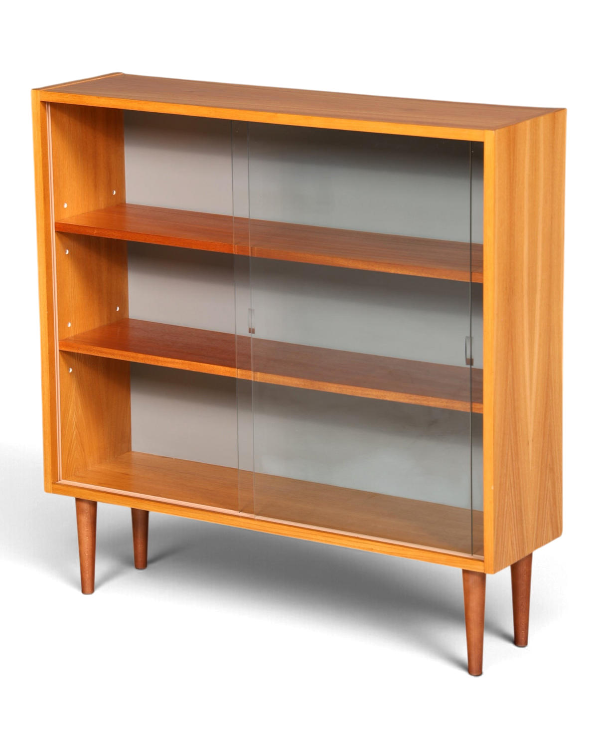 Hauptstadt Möblerei H953 Finish Vintage Regal aus Holz mit Schiebetüren aus Glas und konischen Beinen