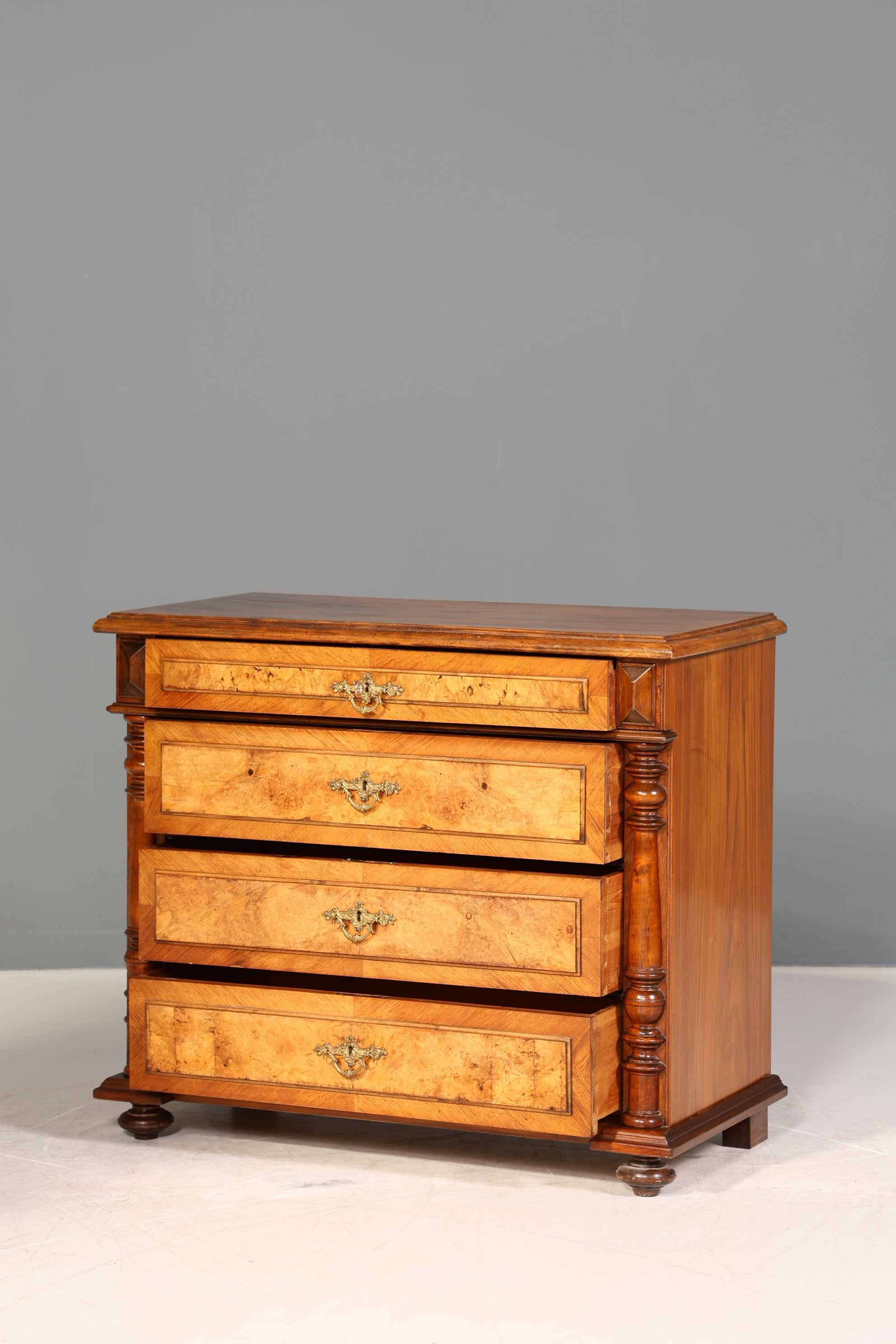 Wunderschöne Gründerzeit Kommode Louis Philippe Vertiko Nussbaum Sideboard um 1880