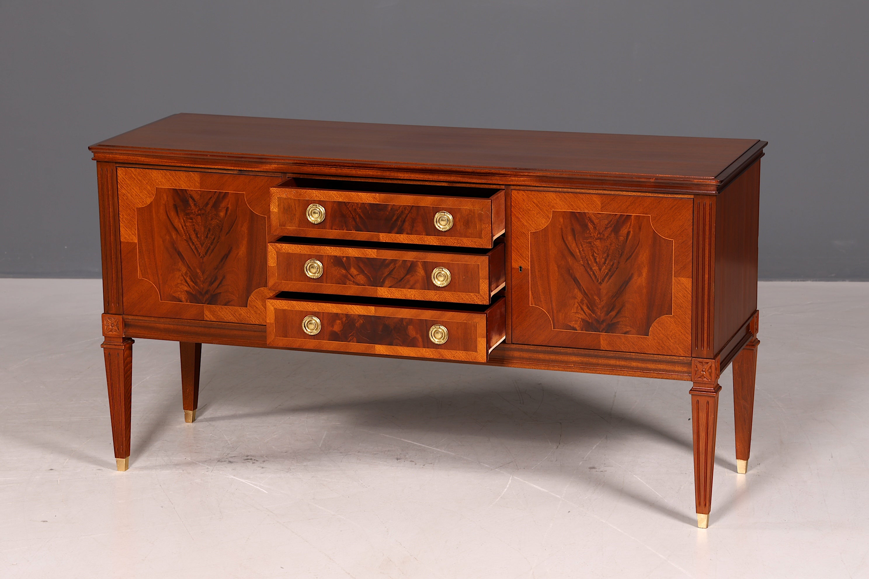Wunderschönes Sideboard im Gustavianischen Stil 60er Jahre TV Schrank Kommode