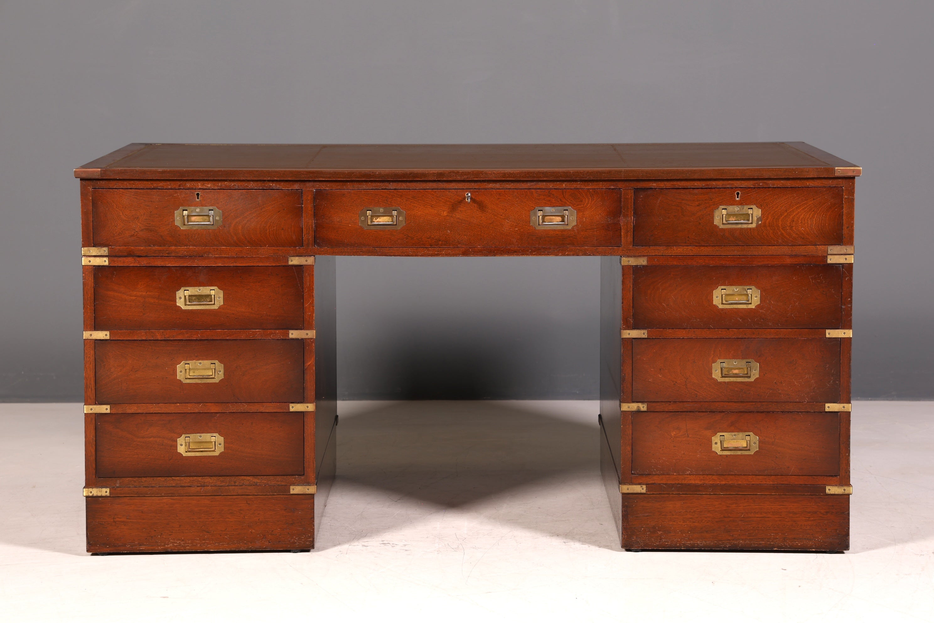 Stilvoller Maritimer Schreibtisch Englischer Military Chest Bürotisch Office Table mit echt Lederauflage