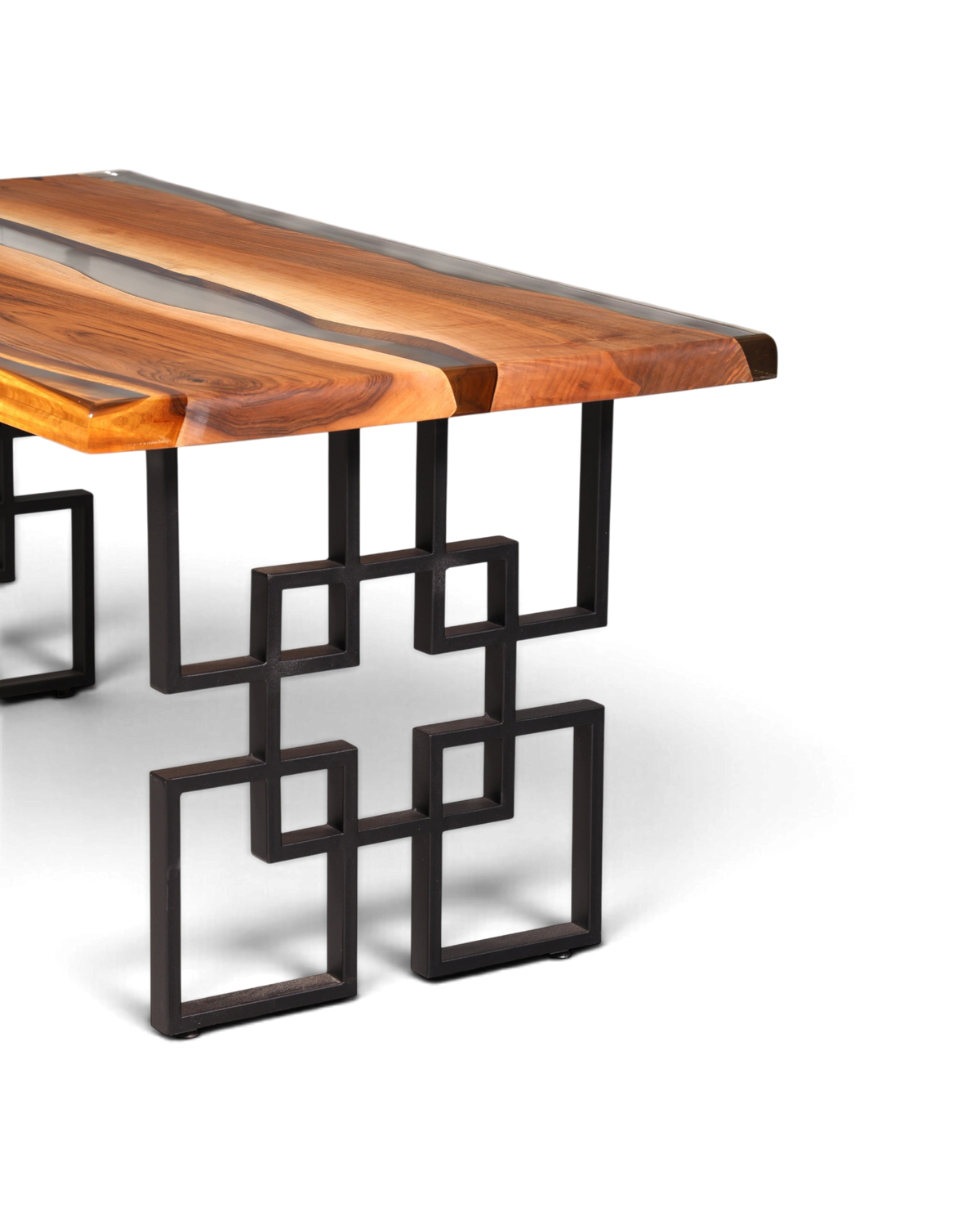 Hauptstadt Möblerei Nussbaum River Table mit klarem Epoxidharz und geometrischem schwarzem Metallgestell