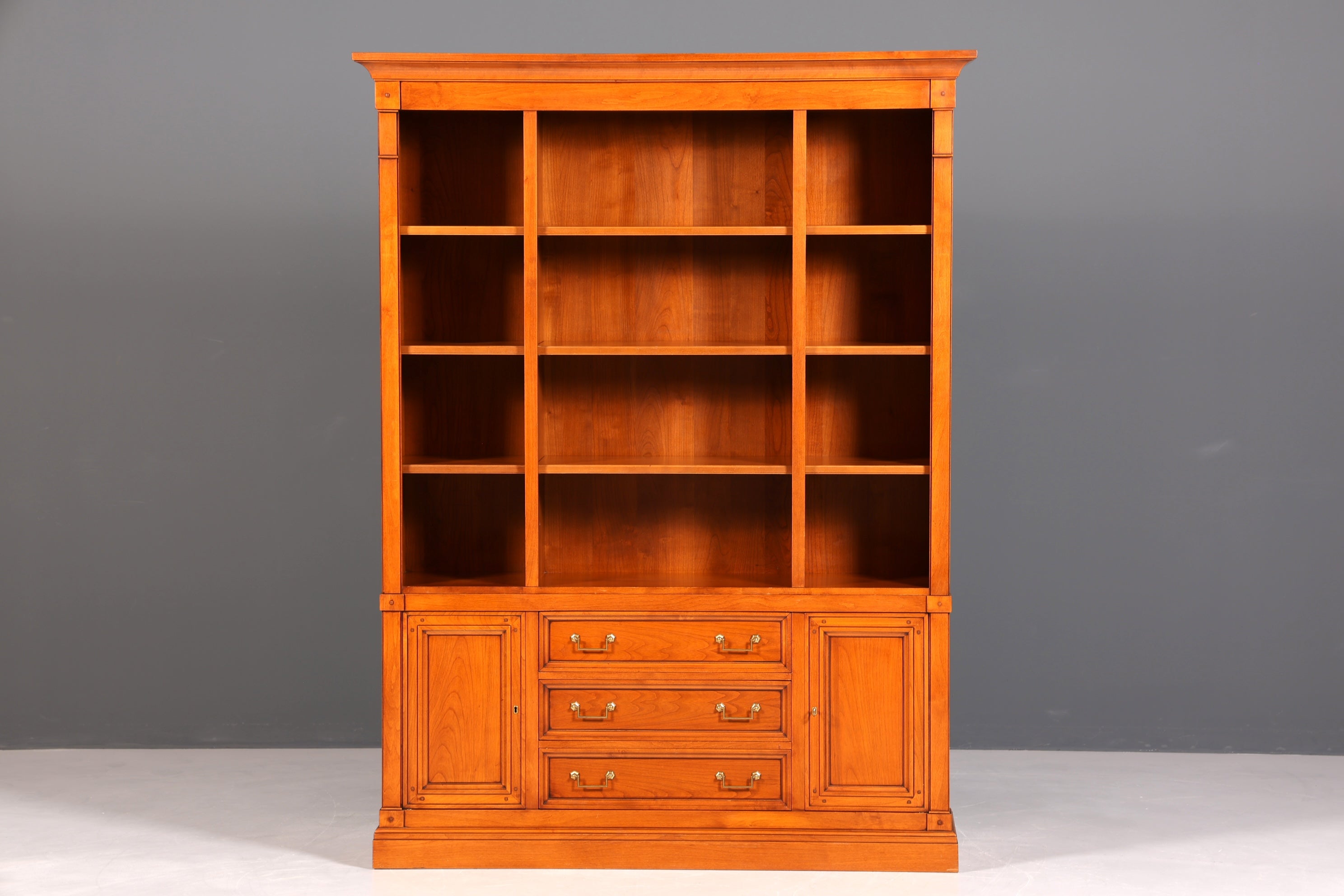 Traumhaftes Original Selva Bücherregal Antik Stil massiv Holz Regal Schrank Bibliothek