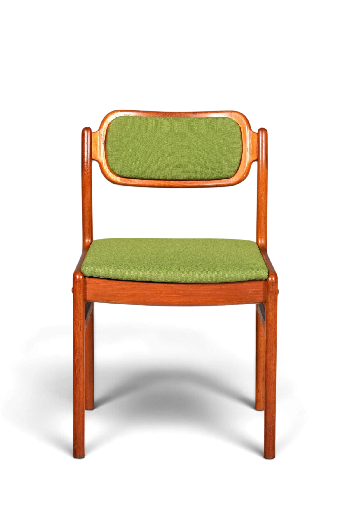 Hauptstadt Möblerei Mid Century Stuhl von Johannes Andersen aus Teakholz mit grünem Stoffbezug im Danish Design