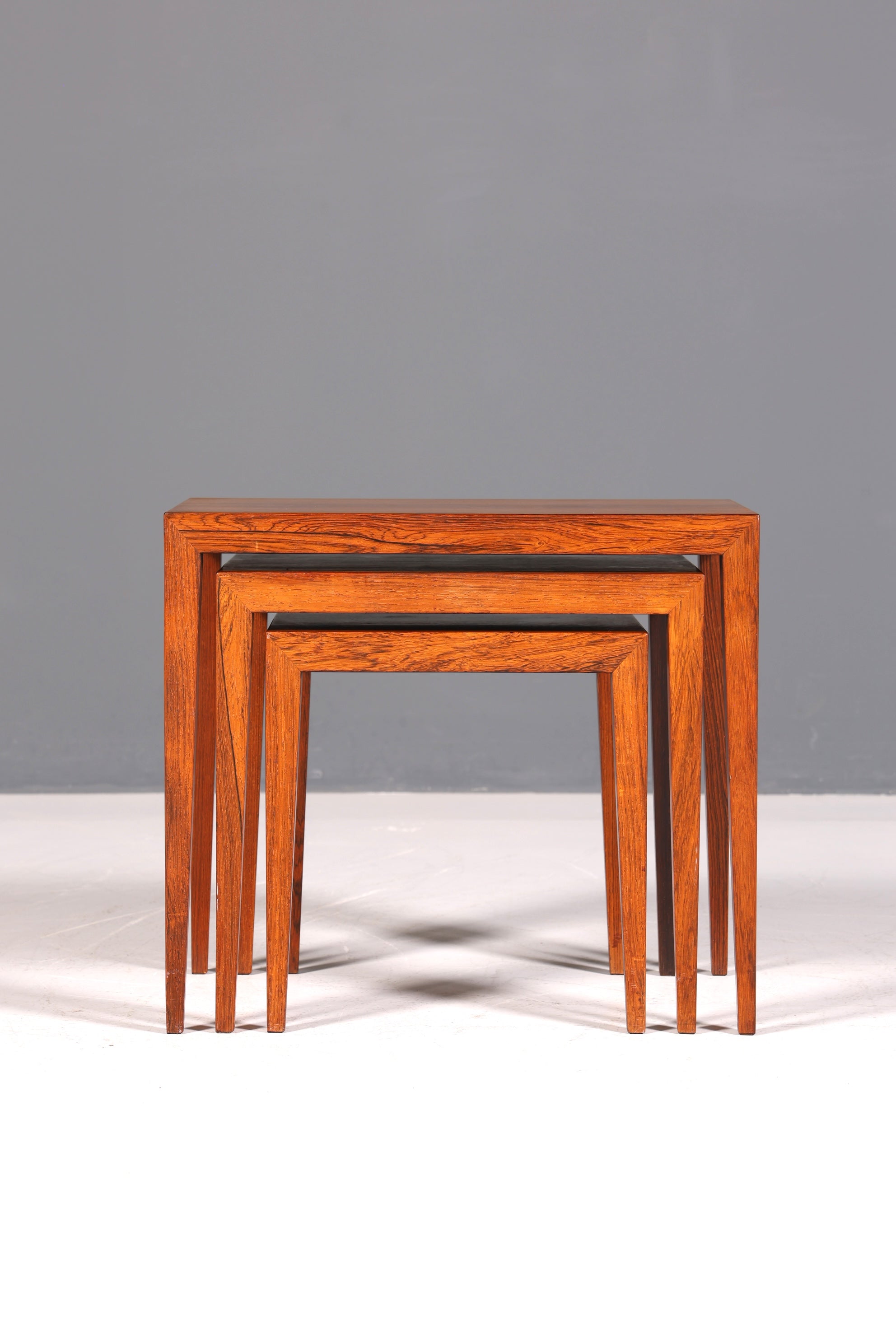 Filigranes Mid Century Tisch Set Designed by Severin Hansen Jr. für Haslev Møbelfabrik Couchtisch Palisander Holz 3er Satz Ablagetisch Beistelltisch