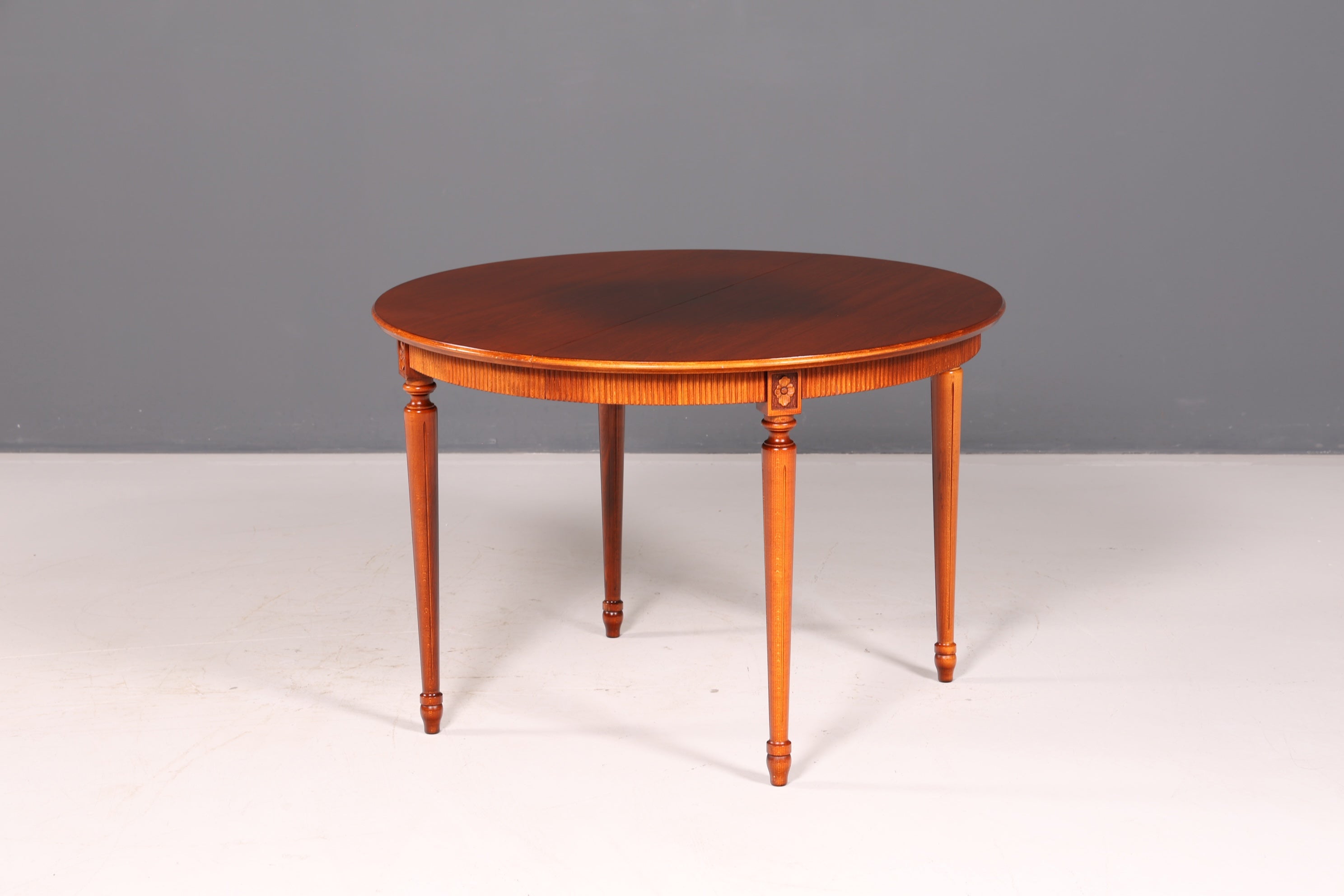 Wunderschöner Tisch im Gustavianischen Stil Küchentisch ausziehbar Esszimmer Tisch Rund Vintage