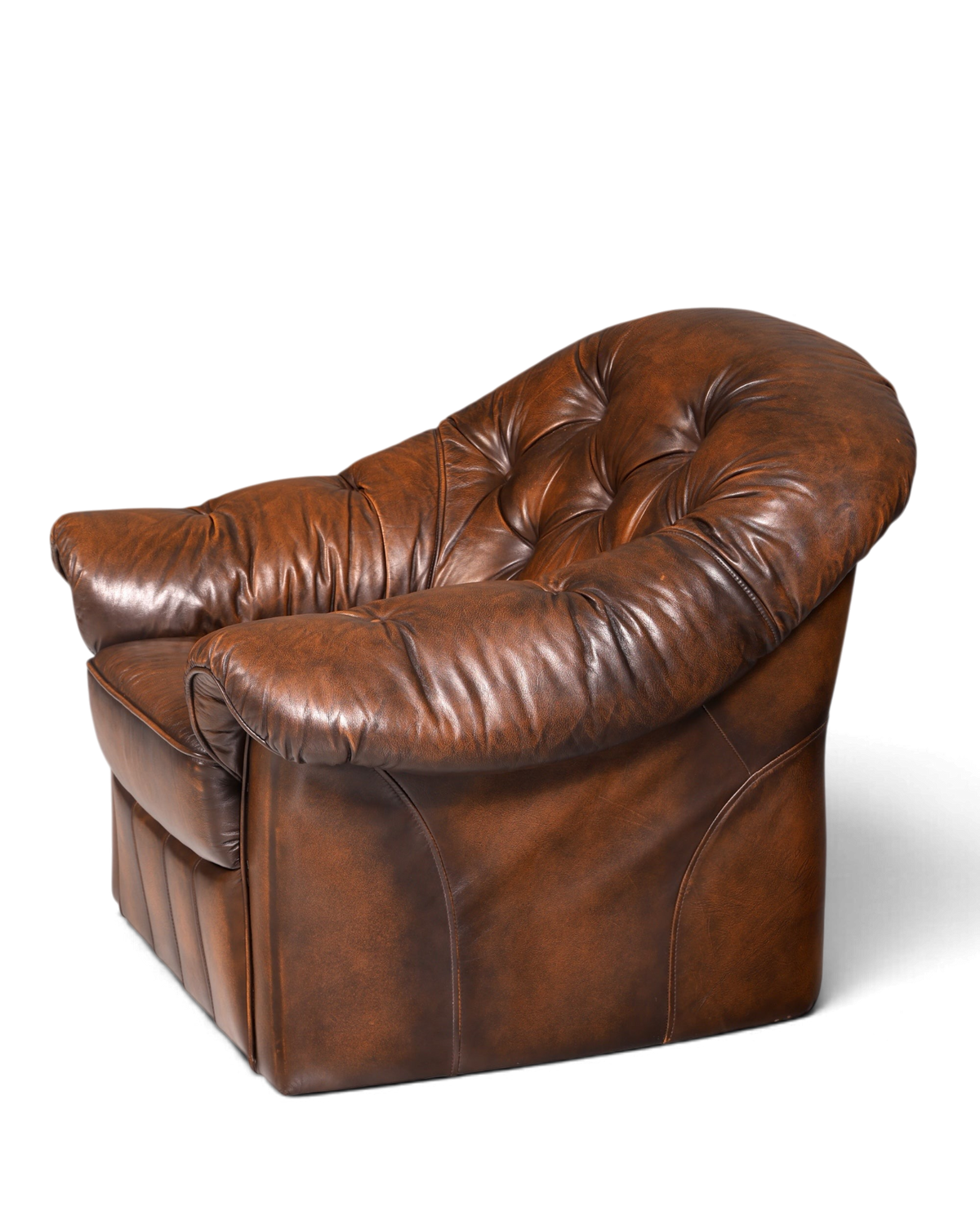 Hauptstadt Möblerei Chesterfield Ledersessel in Braun mit Knopfheftung und geschwungenen Armlehnen im Vintage-Stil