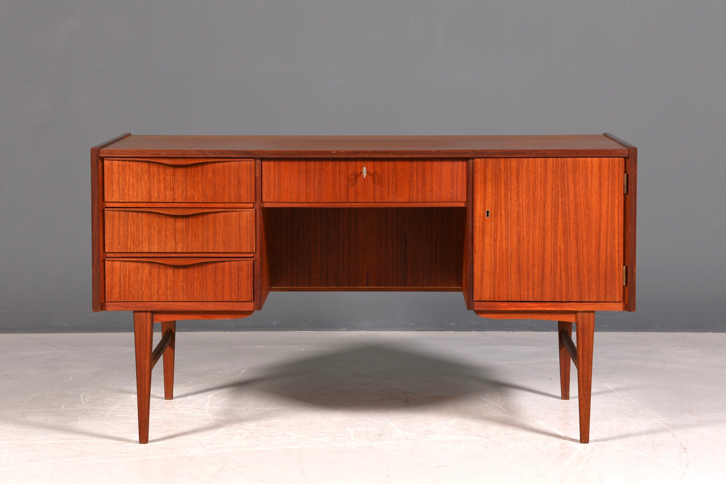 G036 Finish cm Wunderschöner Mid Century Schreibtisch Danish Design Bürotisch 60er Jahre Office Table (Kopie)