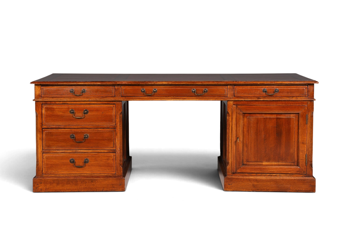 Hauptstadt Möblerei englischer XXL Partnerdesk aus massivem Holz im Vintage-Stil mit zahlreichen Schubladen