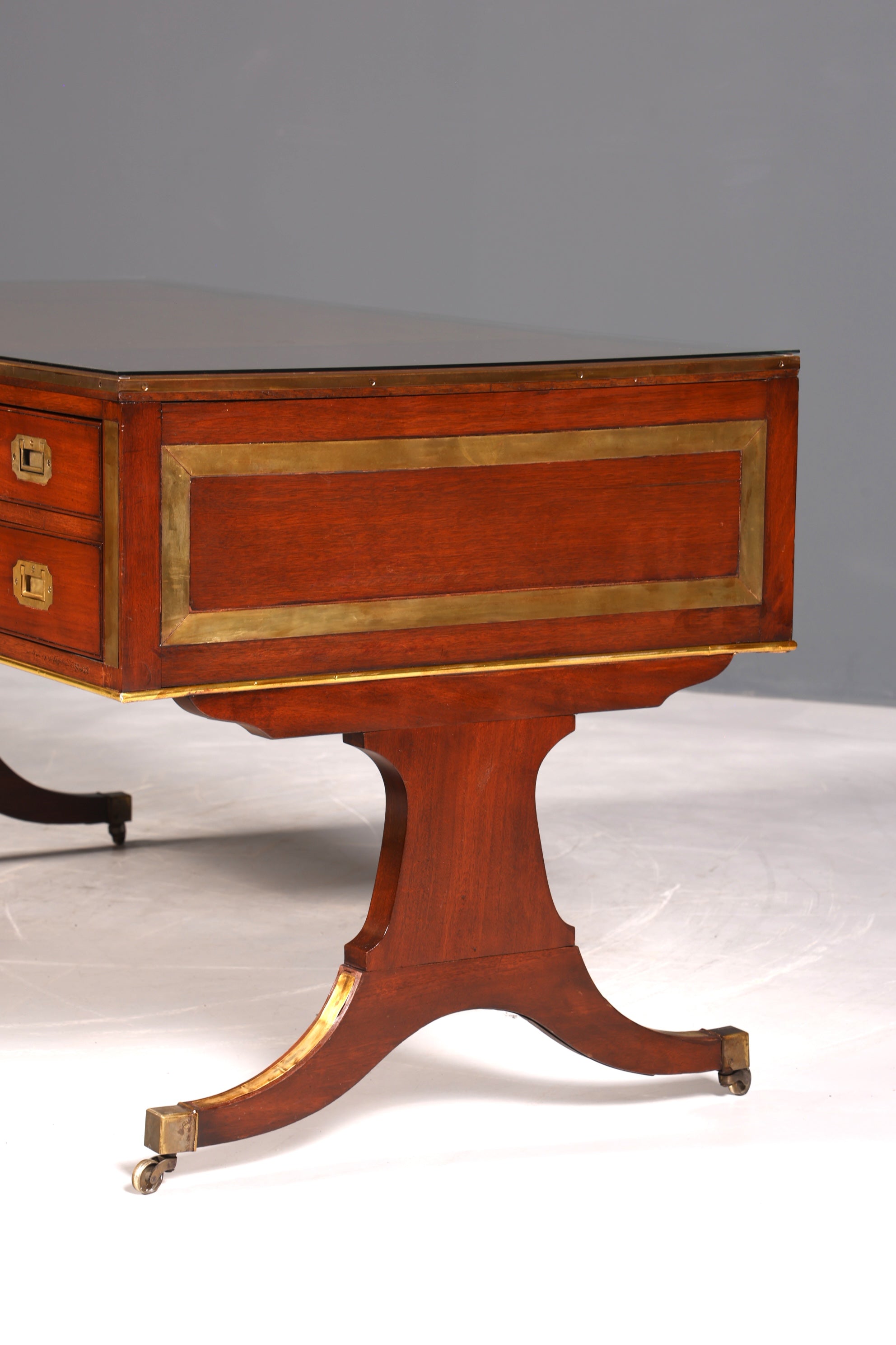F939 Finish Edler Maritimer Schreibtisch Englischer Military Chest Bürotisch Office Table mit echt Lederauflage