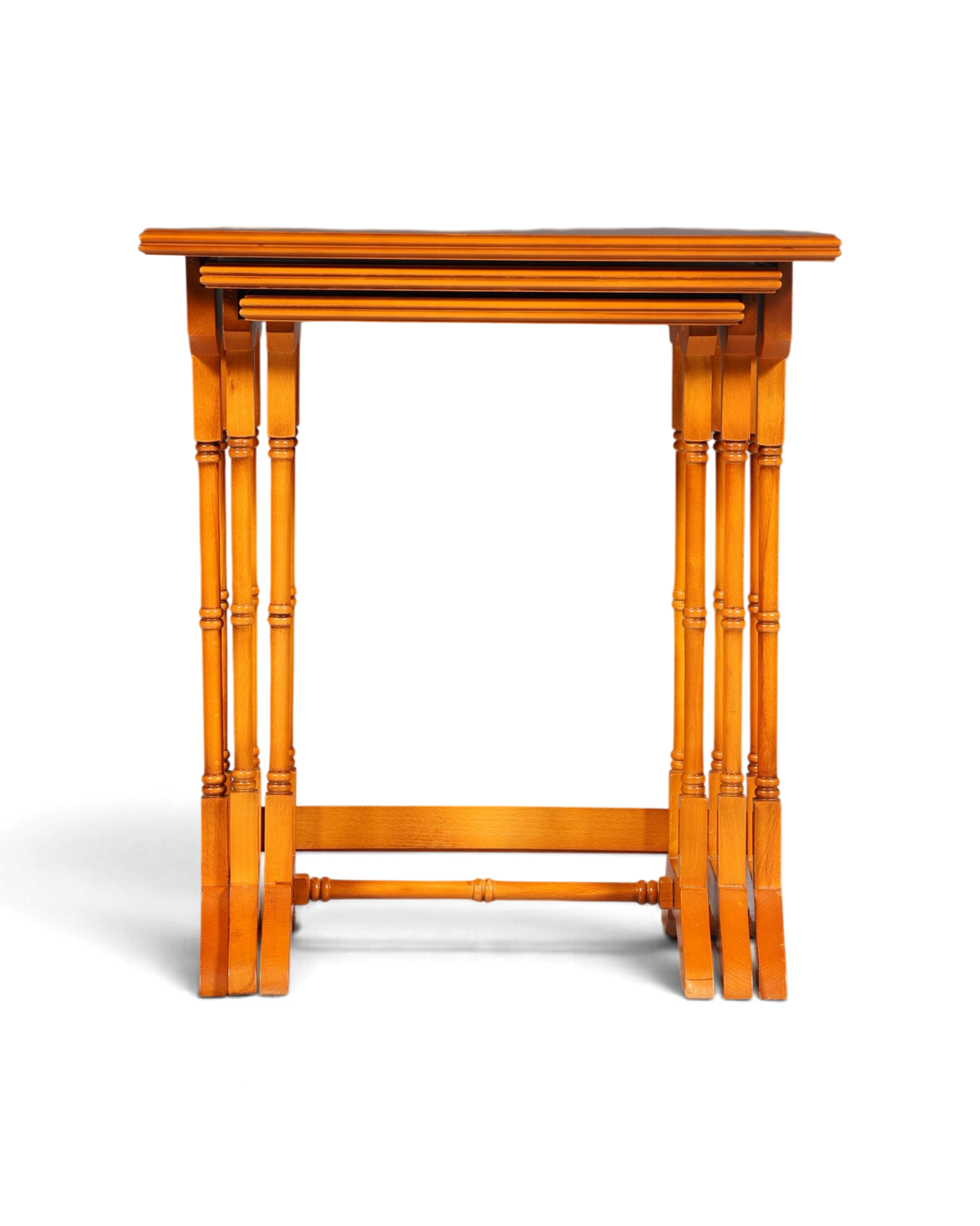 Hauptstadt Möblerei antikes englisches 3er Satztisch-Set aus Eibenholz mit filigranem Design und warmer Maserung