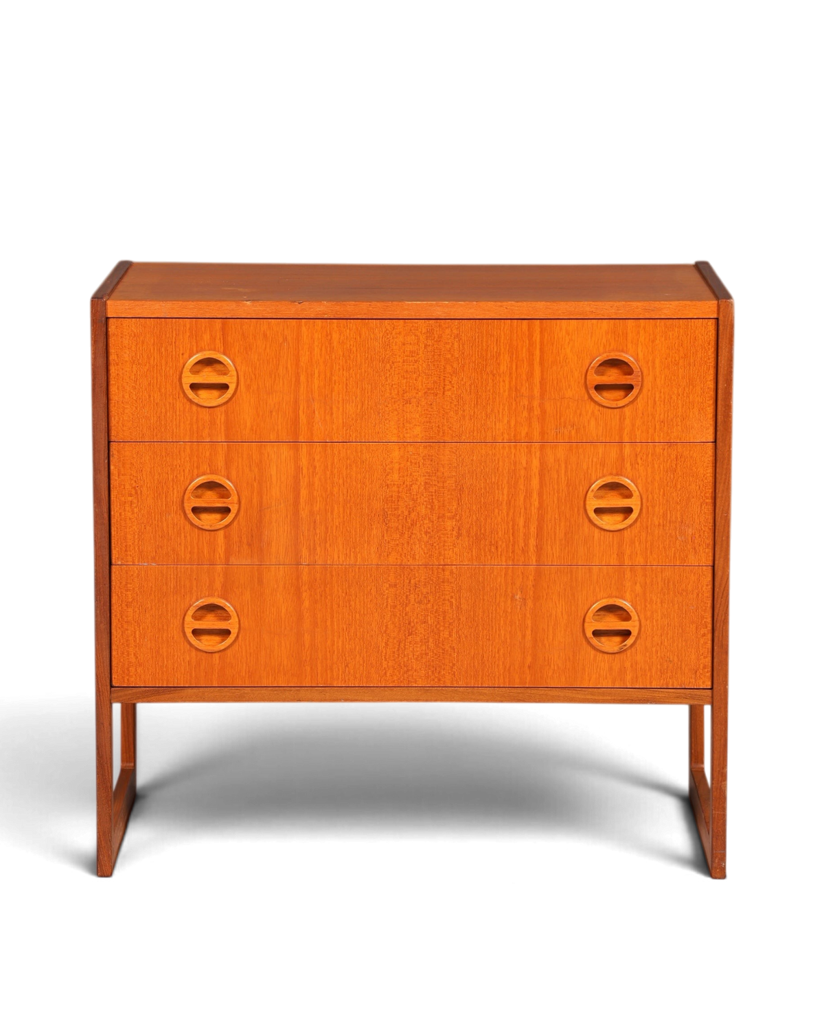 Hauptstadt Möblerei Mid Century Kommode aus Teakholz mit drei Schubladen und markanten runden Griffen im Vintage Design