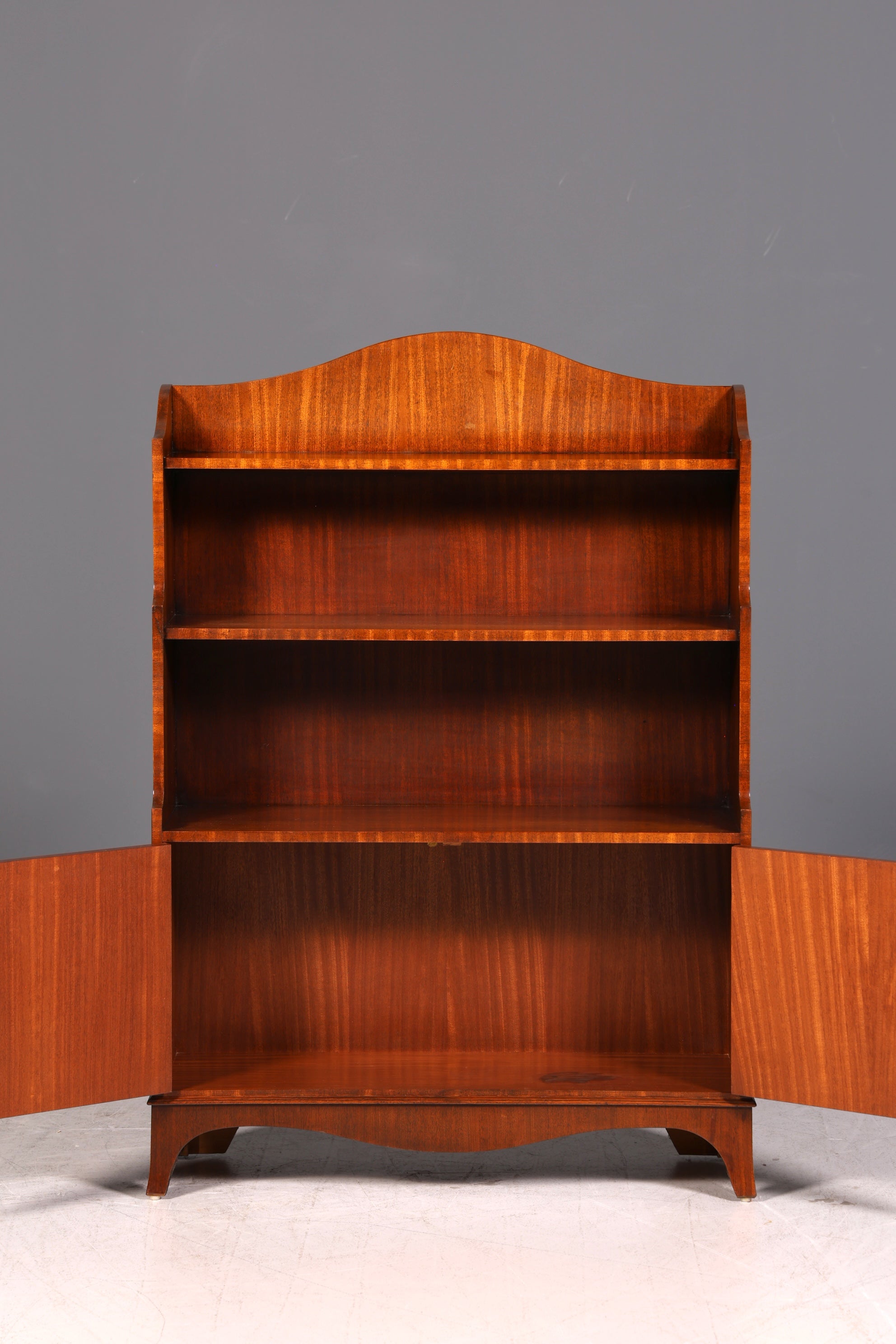 Wunderschönes Englisches Bücherregal Bevan Funnell Reprodux Mahagoni Regal mit Türfach 60s Standregal Bücherschrank