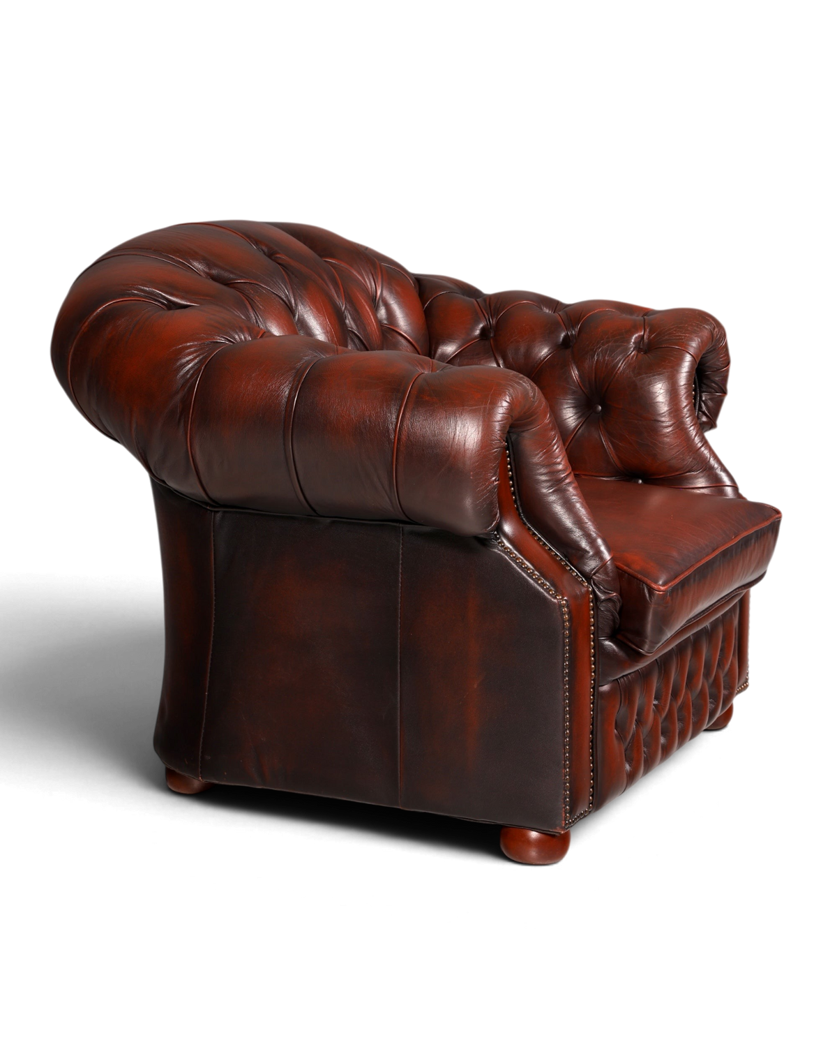 Hauptstadt Möblerei Chesterfield Centurion Sessel aus braunem Echtleder mit Knopfheftung in klassischer Optik