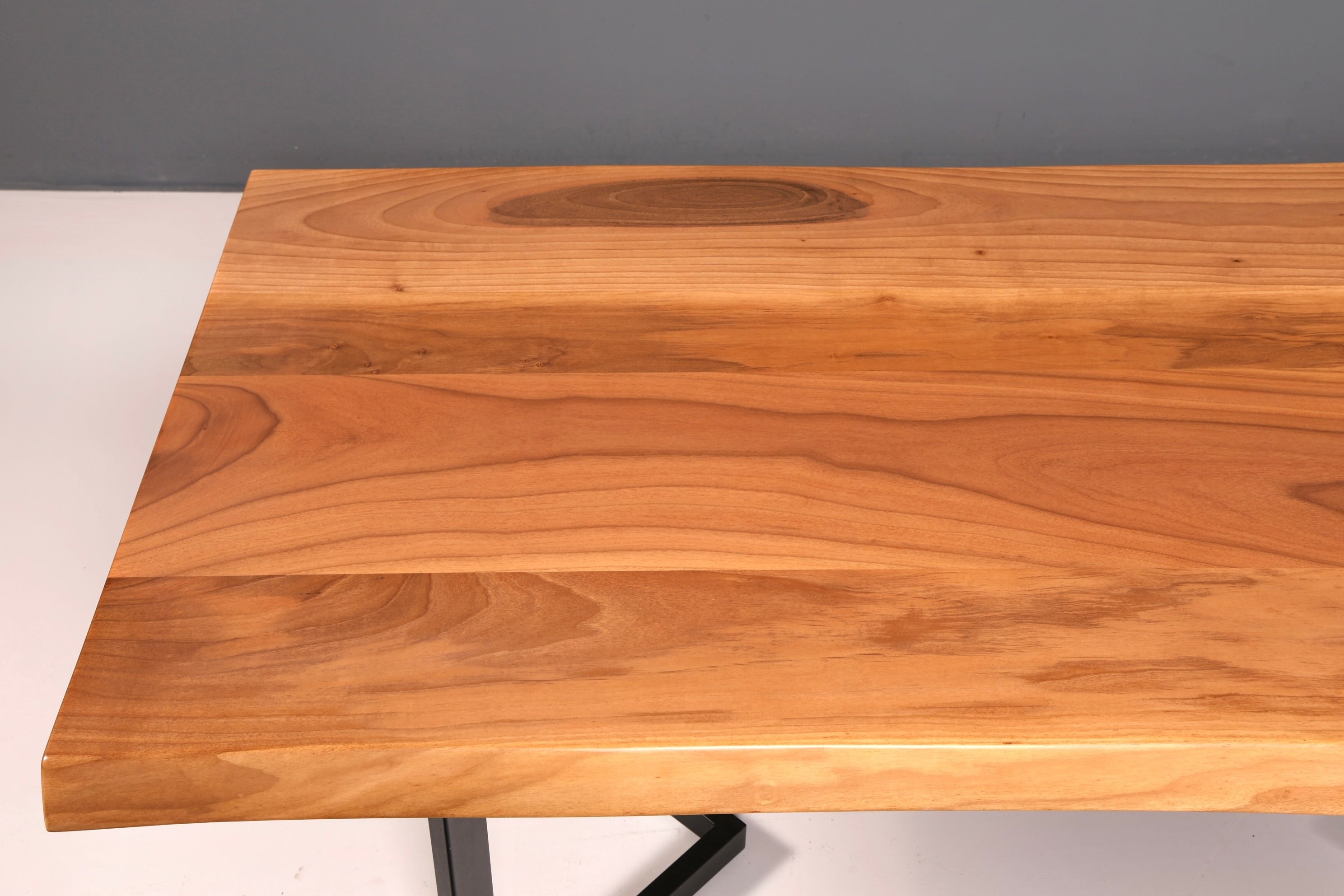 Traumhafter Nussbaum Tisch 200cm-100cm Esszimmer Tisch Baumkanten Platte Massiv Holz Küchentisch