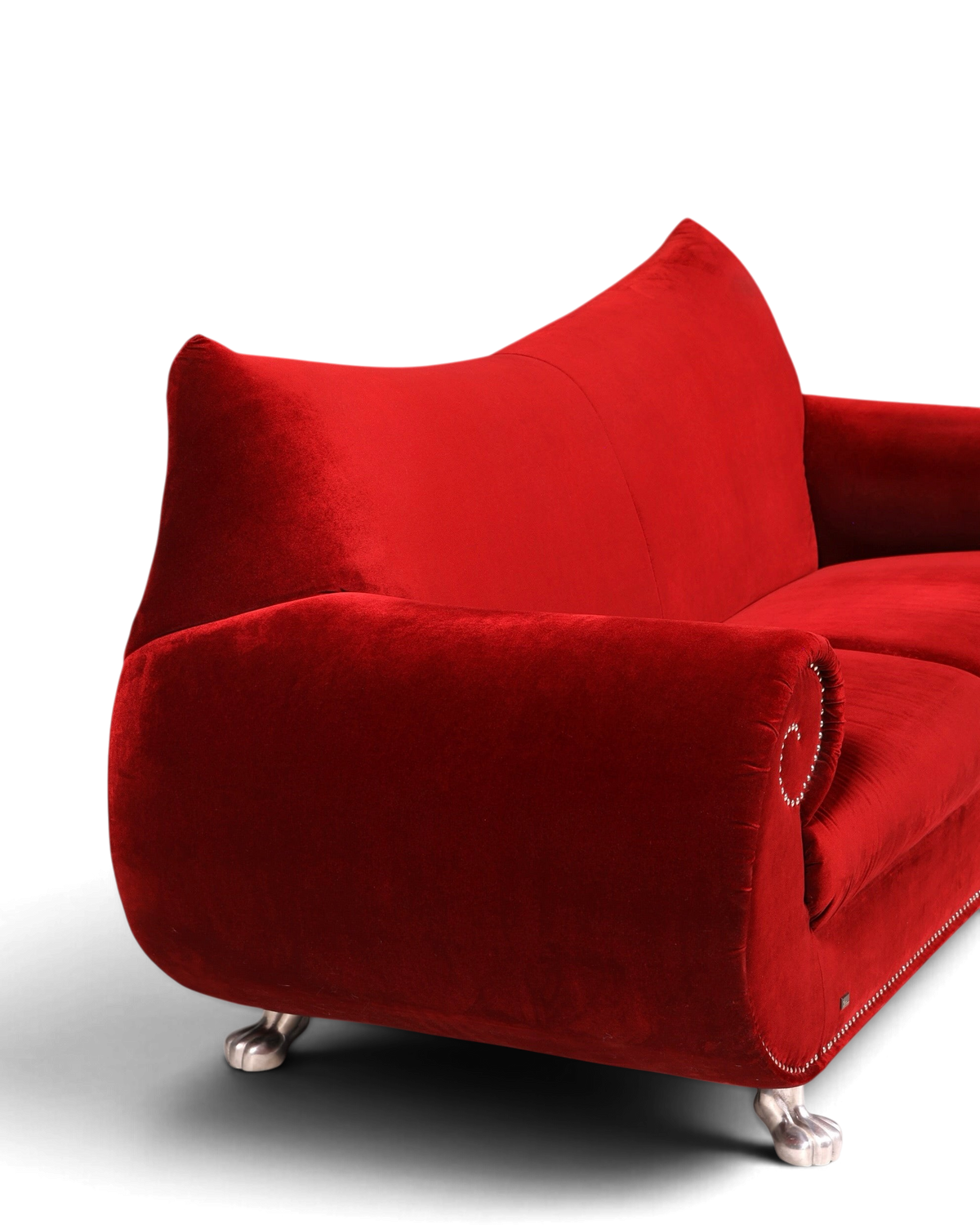 Hauptstadt Möblerei Bretz Gaudi 3-Sitzer Sofa in bordeauxrotem Samt mit geschwungenen Armlehnen und Ziernägeln