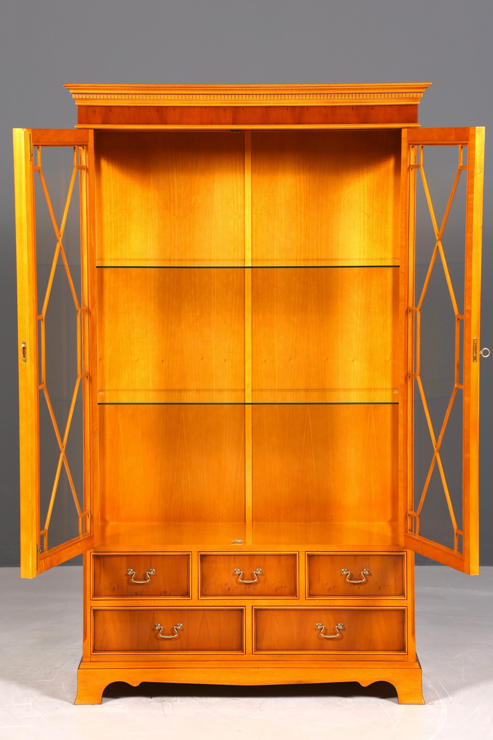 Wunderschöne Englische Vitrine Eibe Bücherschrank Original Mercury Buffet Antik Stil Glasvitrine